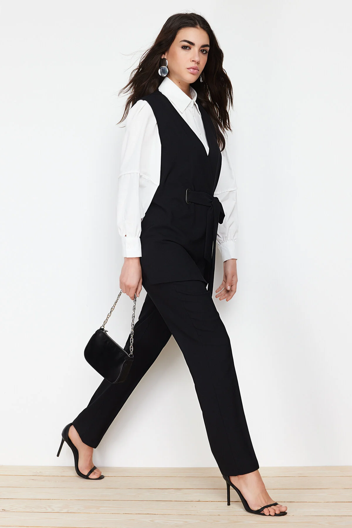 Trendyol Modest  Schwarzes Accessoire-Set mit Weste, Hose, Oberteil und Unterteil aus gewebtem Stoff mit detailliertem Ausschnitt TCTSS24US00035