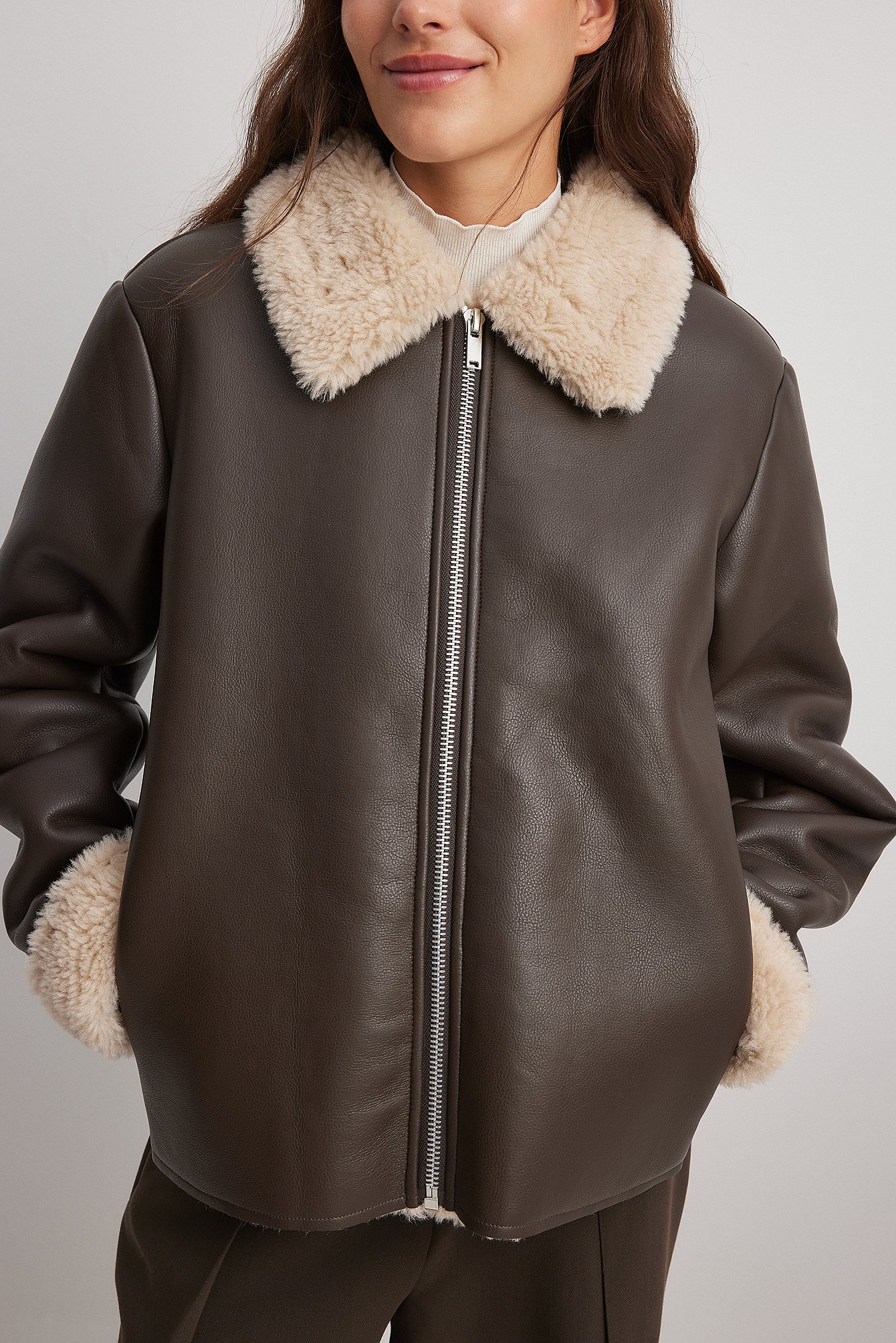 Kurze PU-Jacke aus Teddystoff