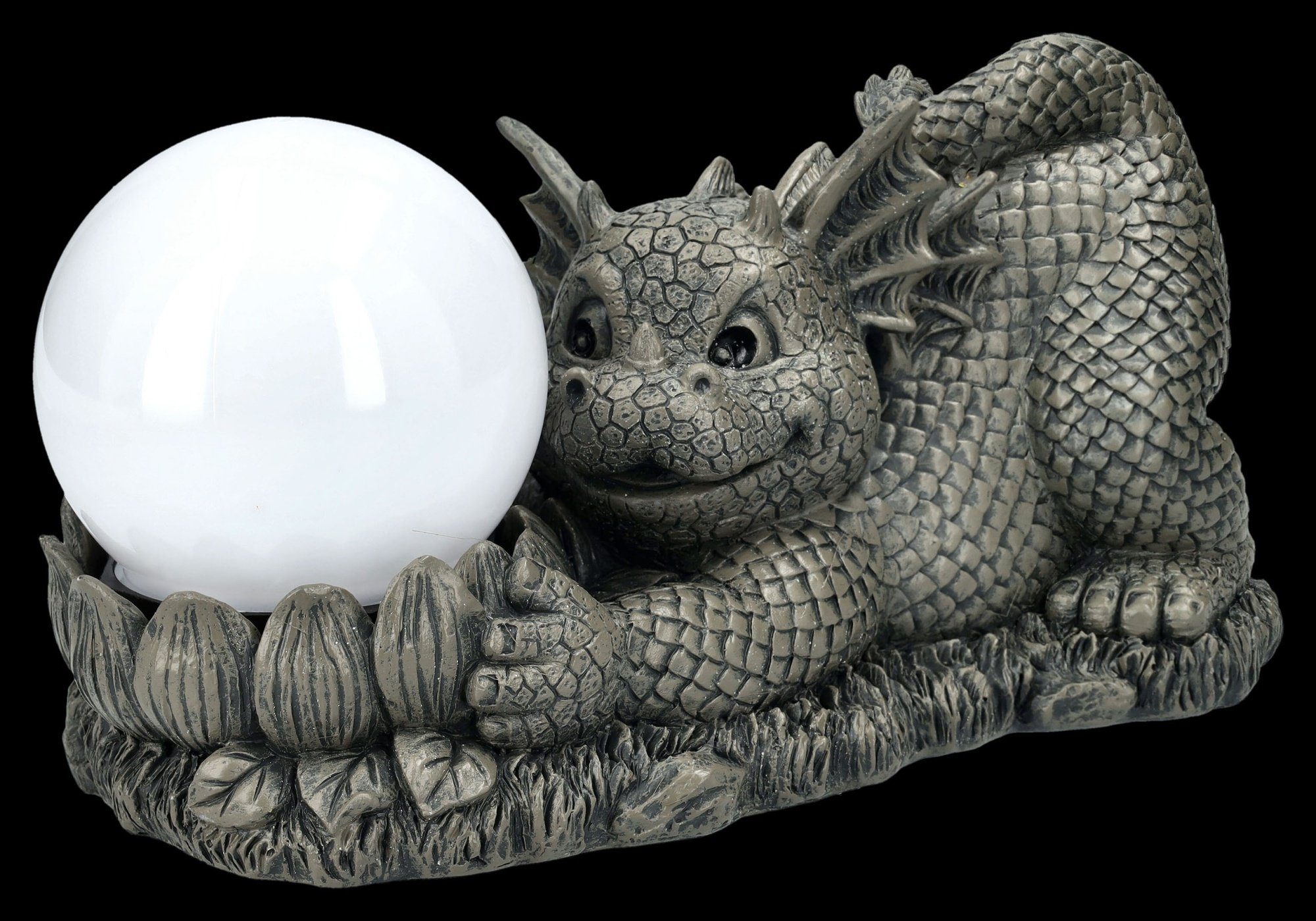 Figuren Shop GmbH Gartenfigur Garten Figur - Drache spielt mir Solarlampe - Gartenfigur Fantasy Dekofigur