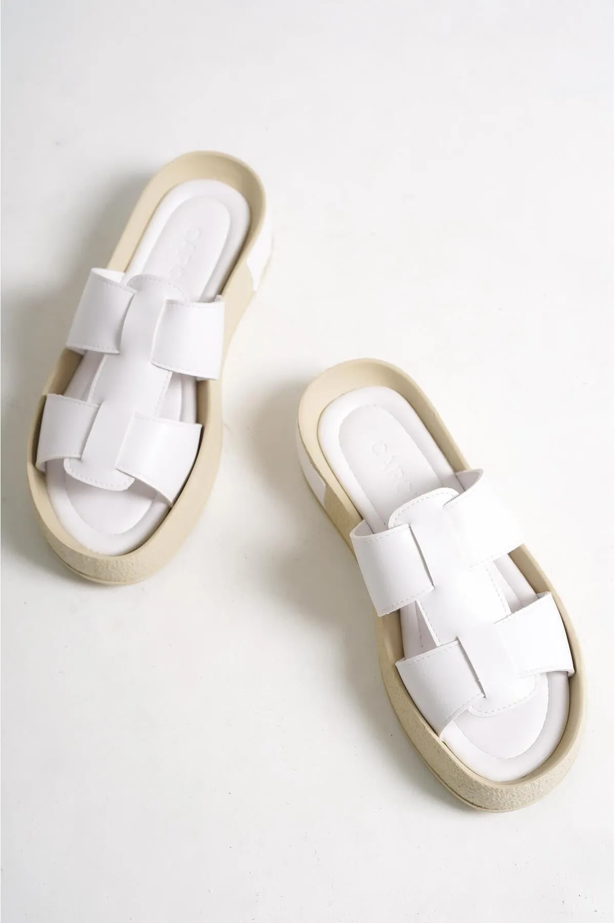 Capone Outfitters  Capone Gladiator Double Tape Bunte, detaillierte Keilabsatz-Weiße Damenhausschuhe