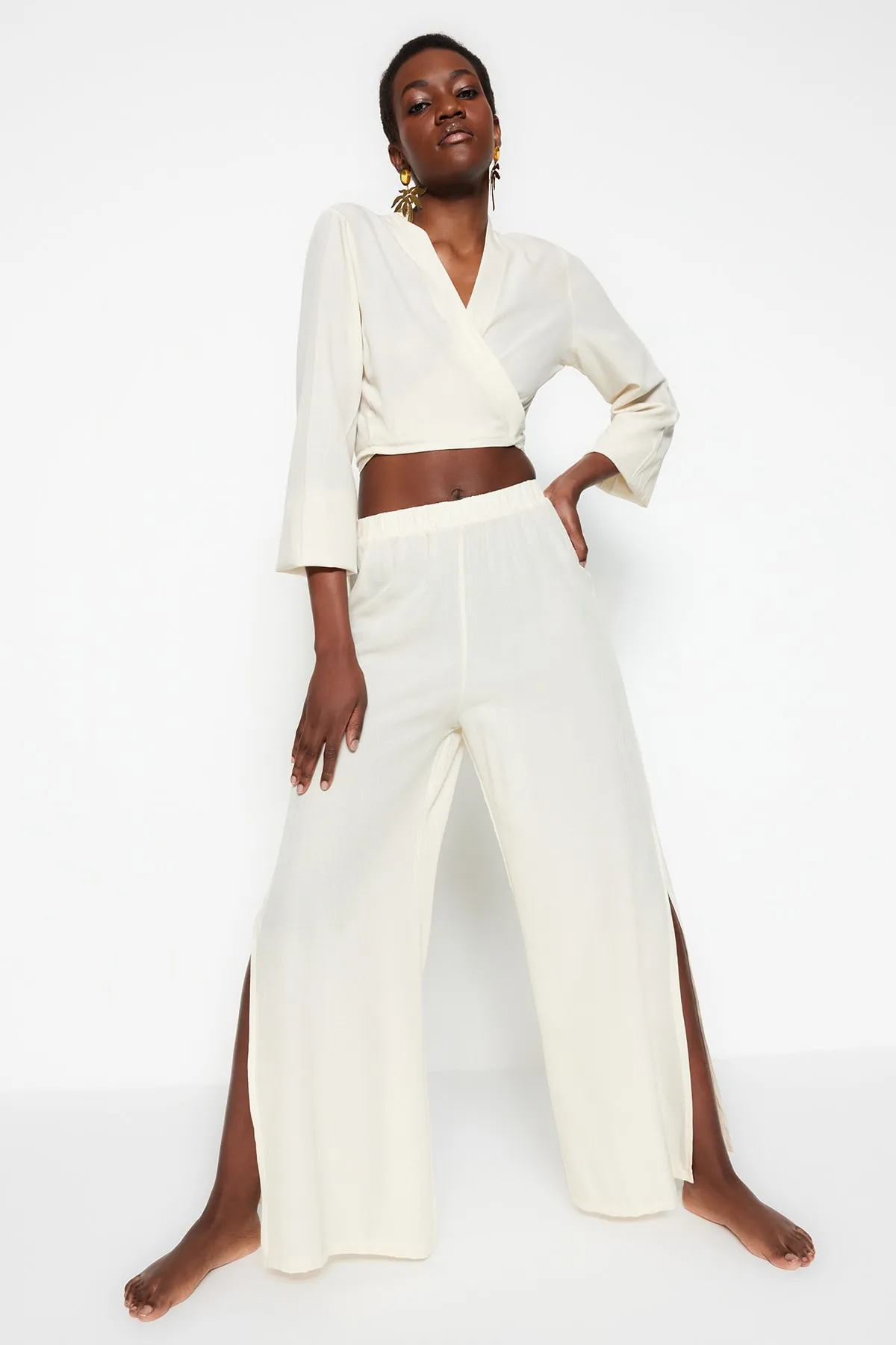Trendyol Collection  Ecrufarbenes, gewebtes Blusen-Hosen-Set mit Bindeband TBESS23AU00031