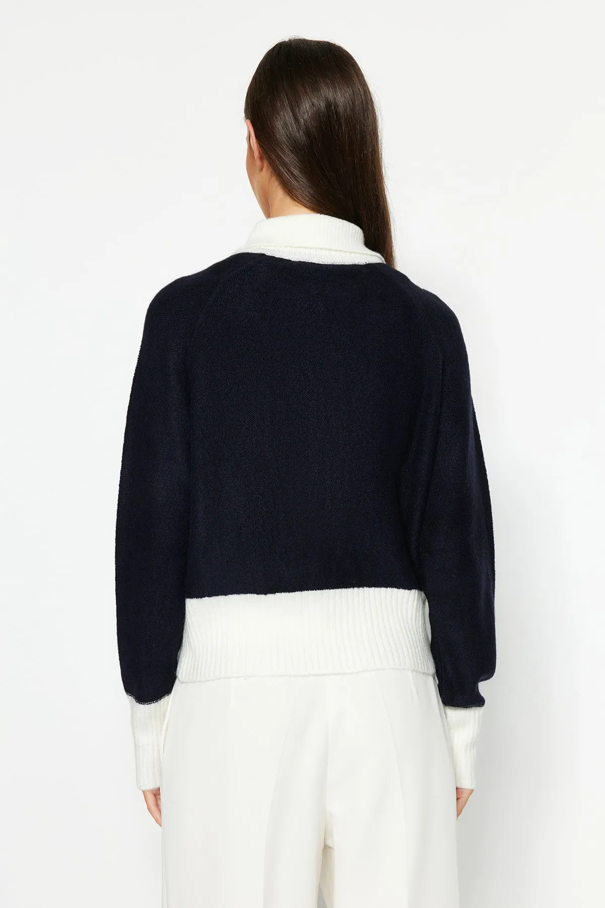 Trendyol Collection  Marineblaue Strickjacke mit weicher Struktur und Reißverschluss in Farbblock-Optik TWOAW24HI00102