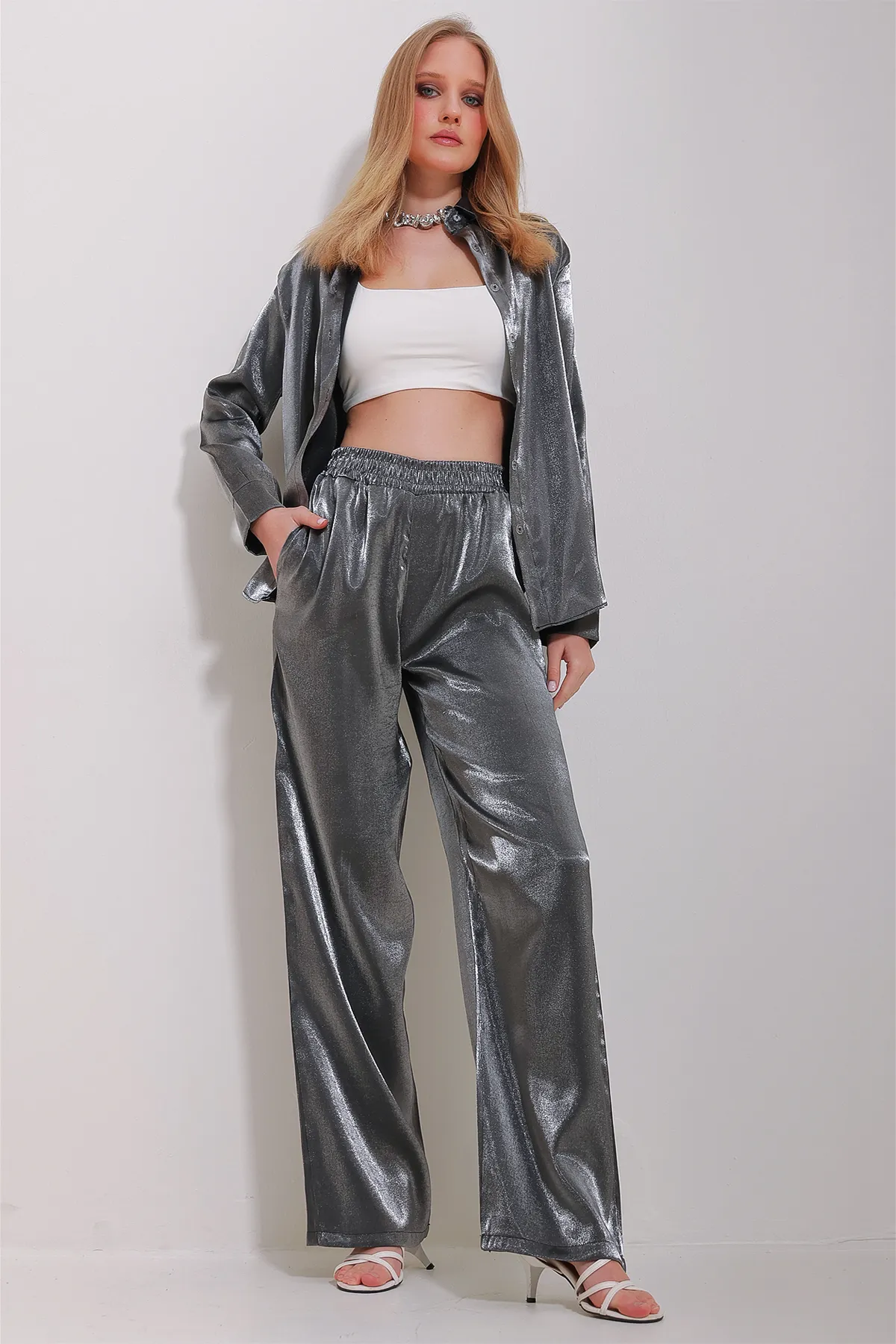 Trend Alaçatı Stili  Anthrazitfarbene, glänzend gewebte Oversize-Hose für Damen ALC-X11493