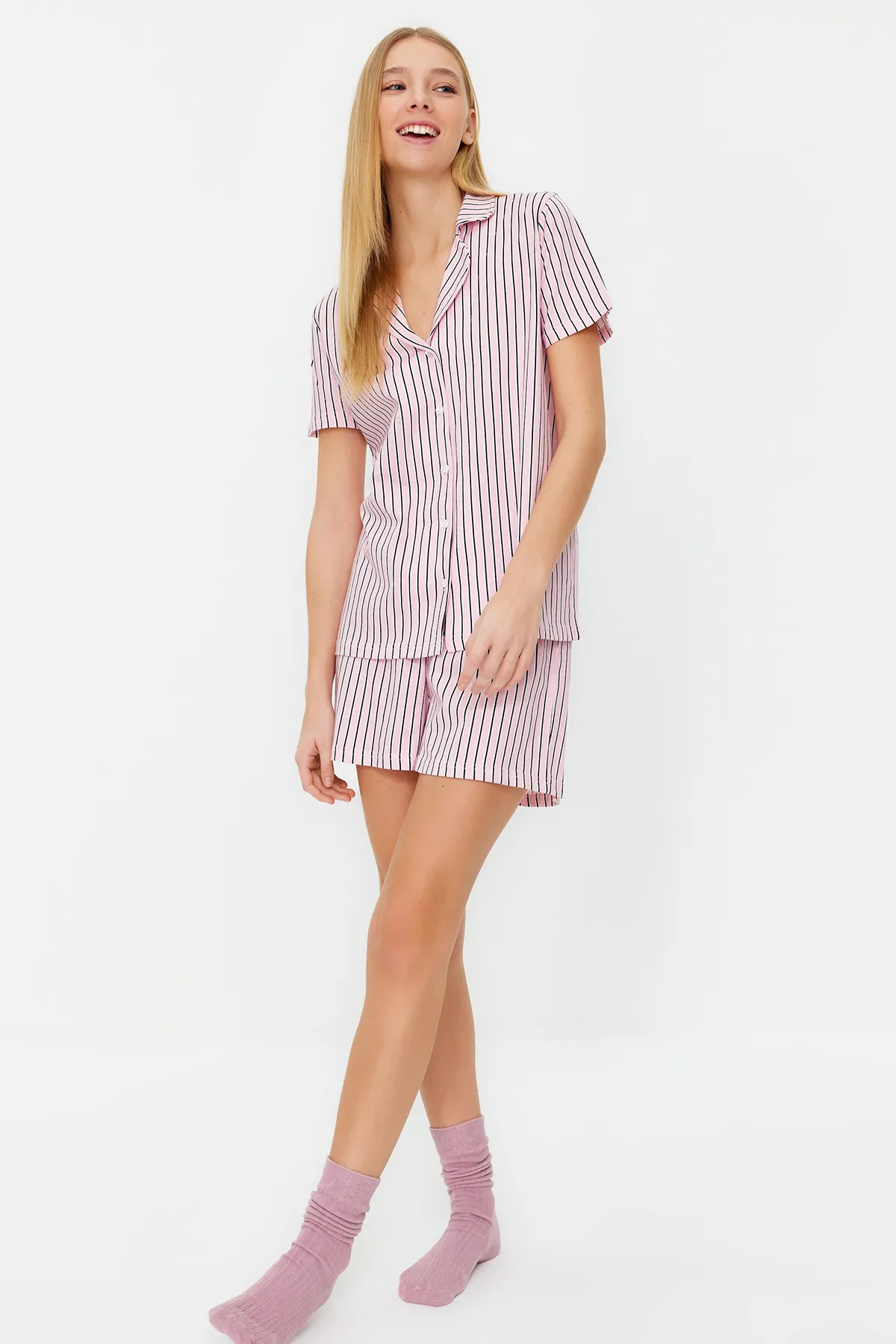 Trendyol Collection  Puderfarbenes, gestreiftes Strick-Pyjama-Set aus 100 % Baumwolle THMSS24PT00043
