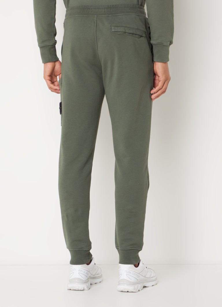 Stone Island 64551 sašaurinātas piegriezuma sporta bikses ar sānu kabatām un logotipu