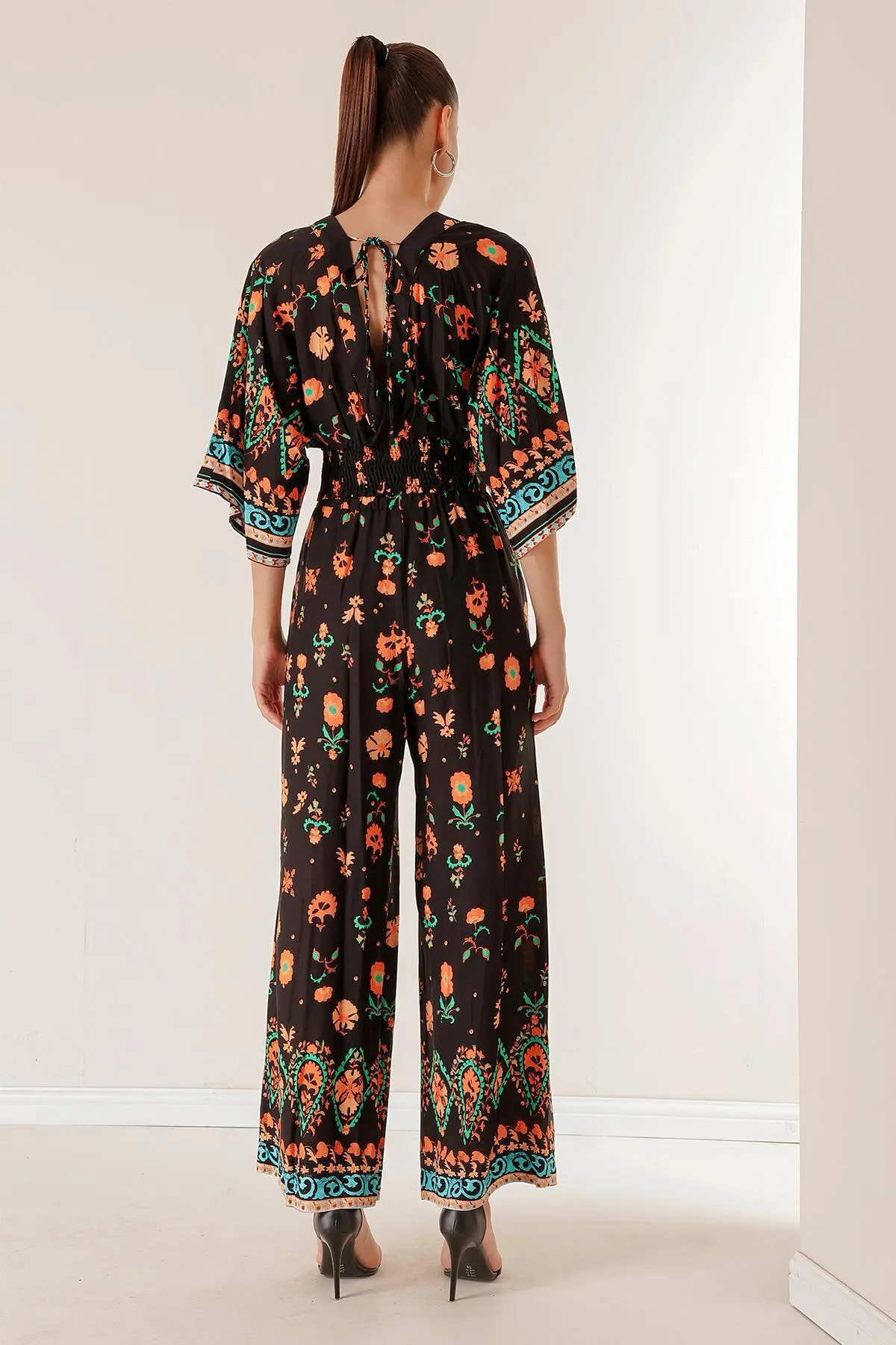 By Saygı  2-teiliges Set mit Palazzo-Hose mit elastischer Taille und Taschen vorne und hinten, bauchfreiem Nelkenmuster und V-Ausschnitt