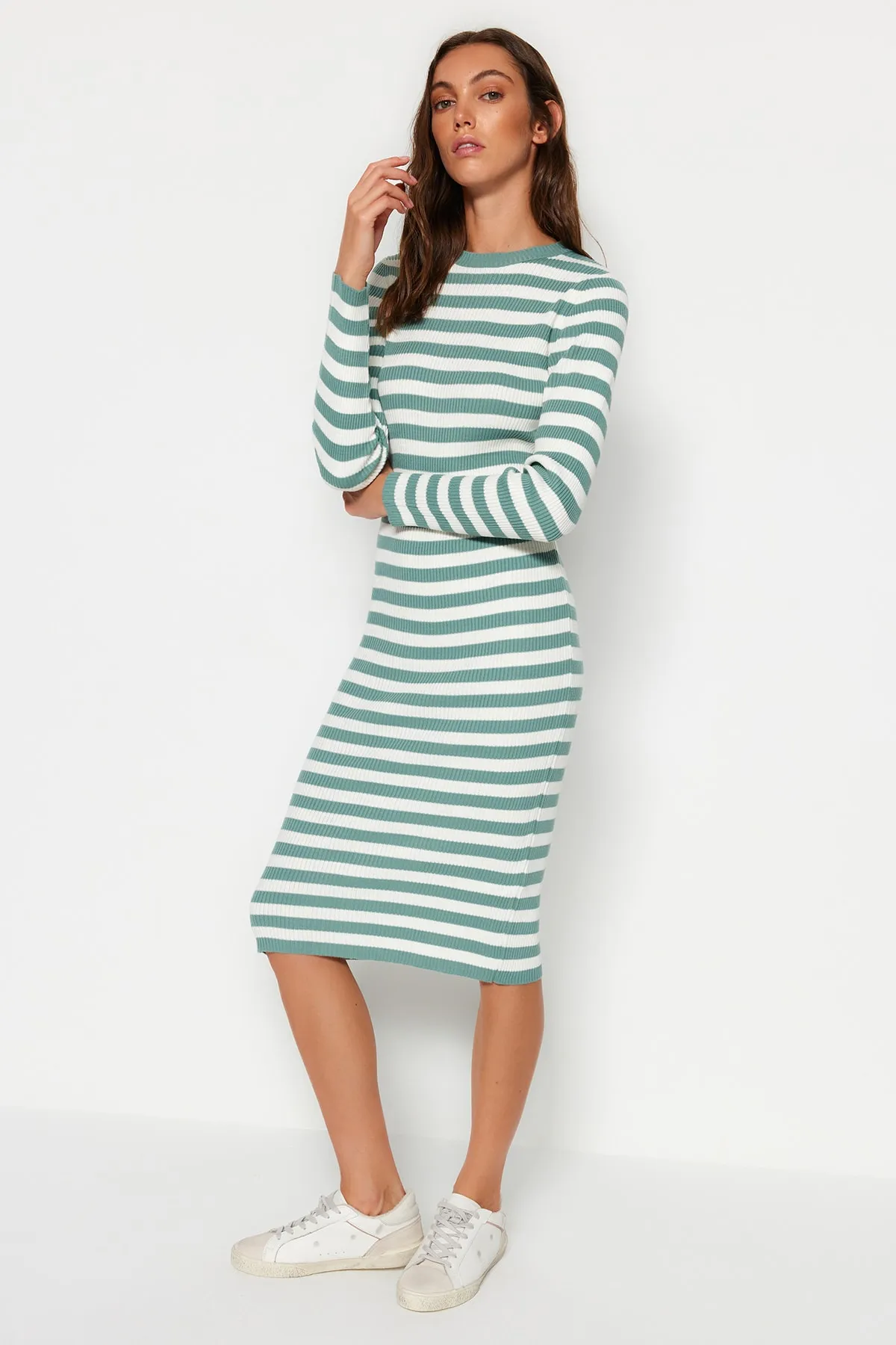 Trendyol Collection  Mintgrünes Midi-Strickkleid mit Streifenmuster TWOAW23EL00018