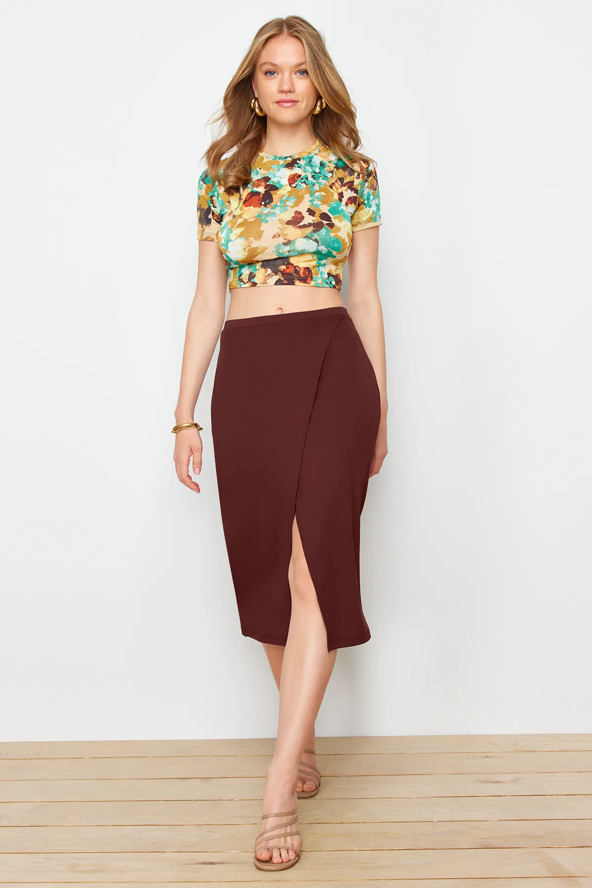 Trendyol Collection  Mehrfarbig bedrucktes, flexibles, figurbetontes Strick-Set aus Bluse und Rock in Midilänge TWOSS24AU00123