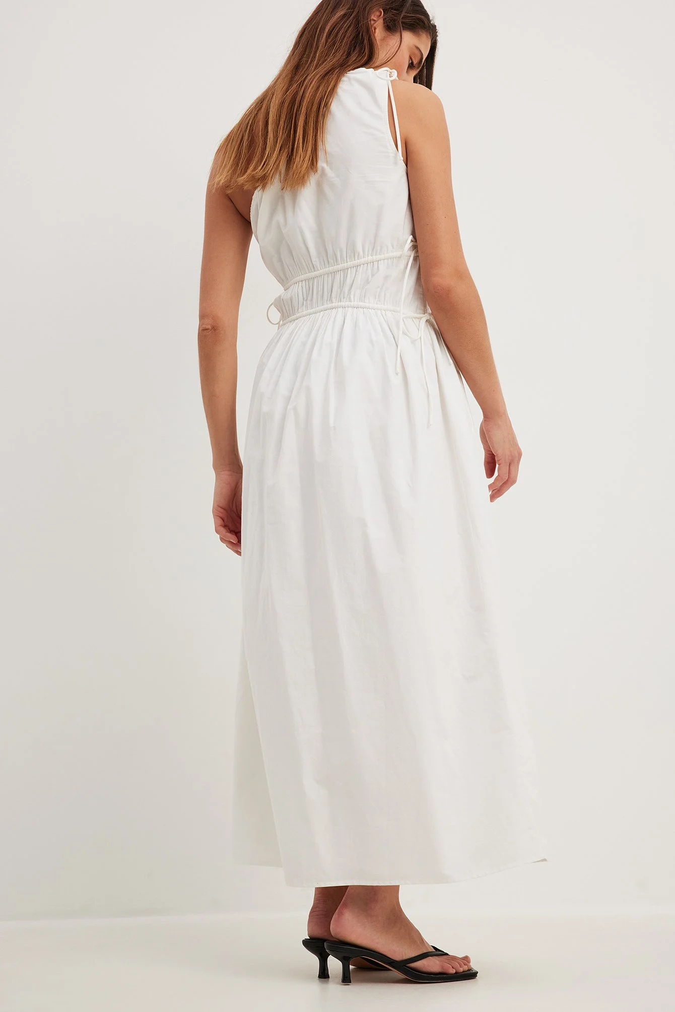 Einseitig schulterfreies Kleid mit Bindedetail