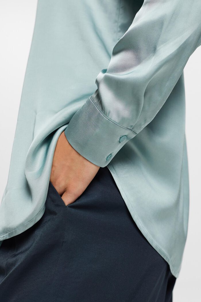 Satinbluse mit V-Ausschnitt