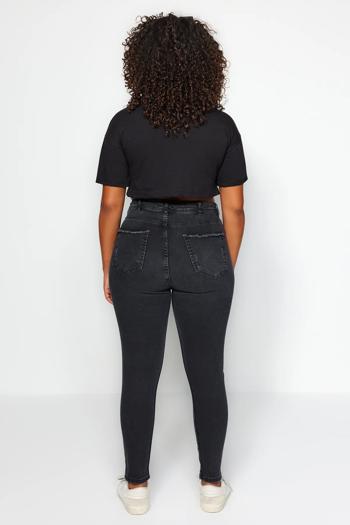 Trendyol Curve  Schwarze, dehnbare Skinny-Jeans mit hoher Taille und Destroy-Details TBBSS23CJ00014