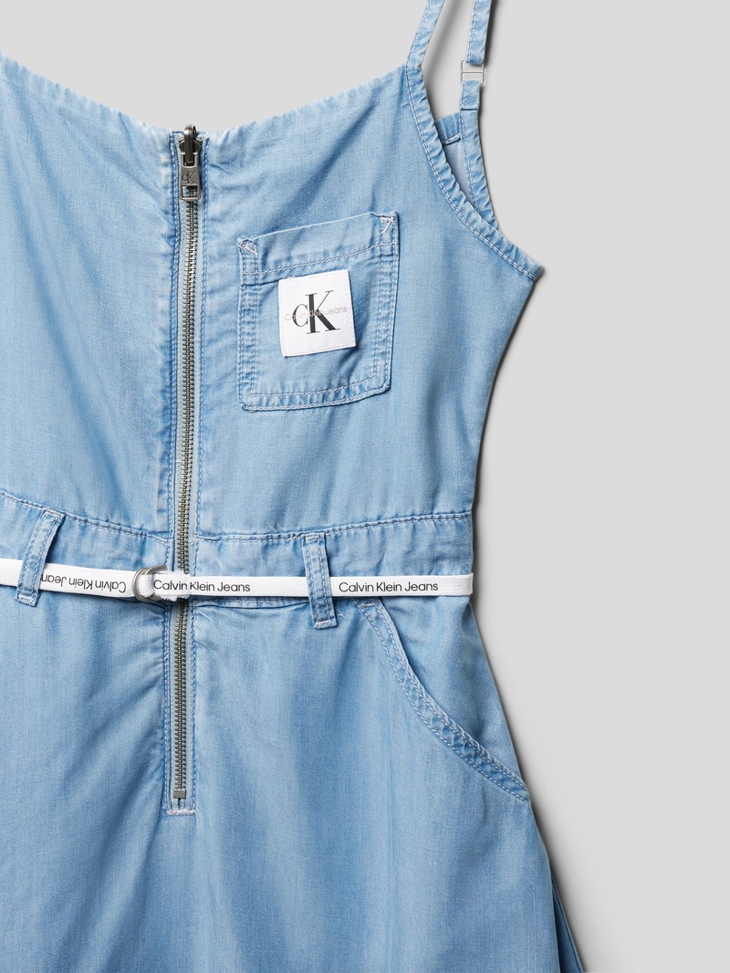 Jeanskleid mit Label-Patch Modell 'STRAPPY' in hellblau