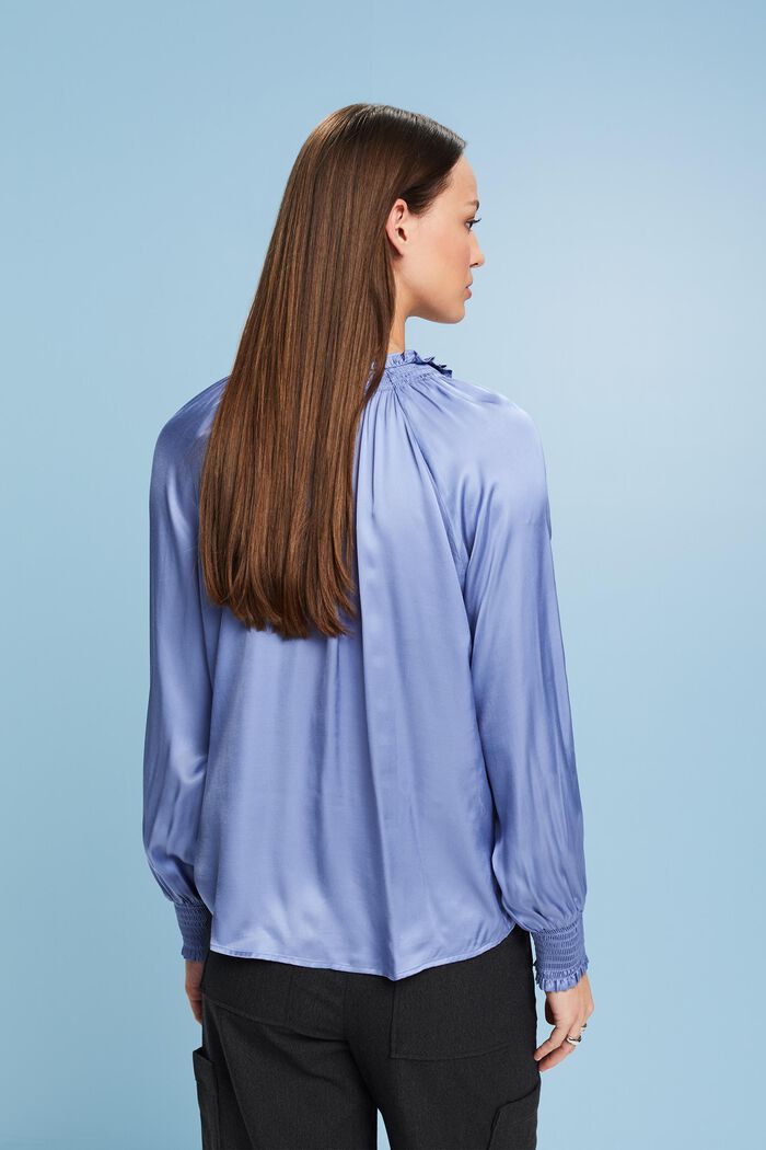 Gesmokte Satinbluse mit V-Ausschnitt