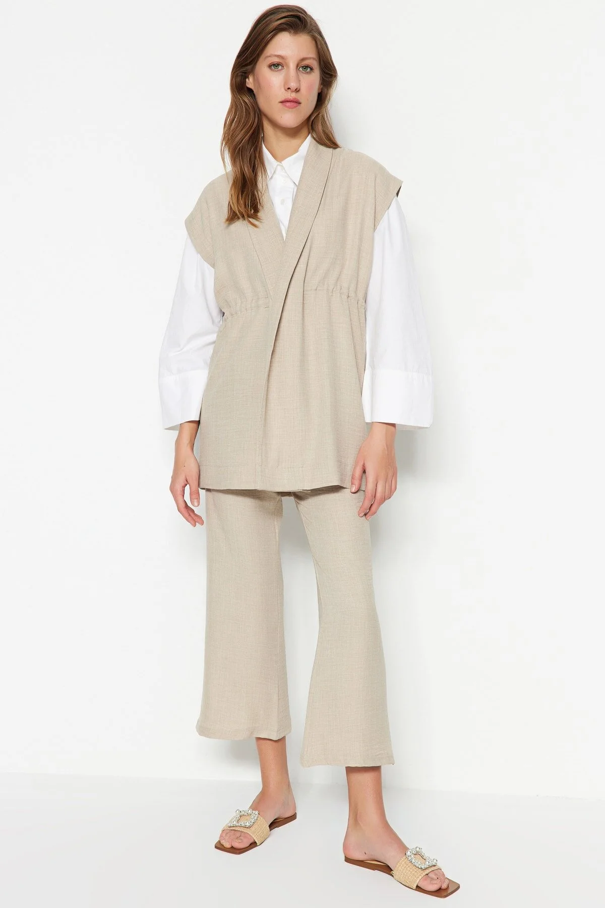 Trendyol Modest  Cremefarbenes, gewebtes Kimono-Hosen-Set mit Innenband in Leinenoptik TCTSS23US00061