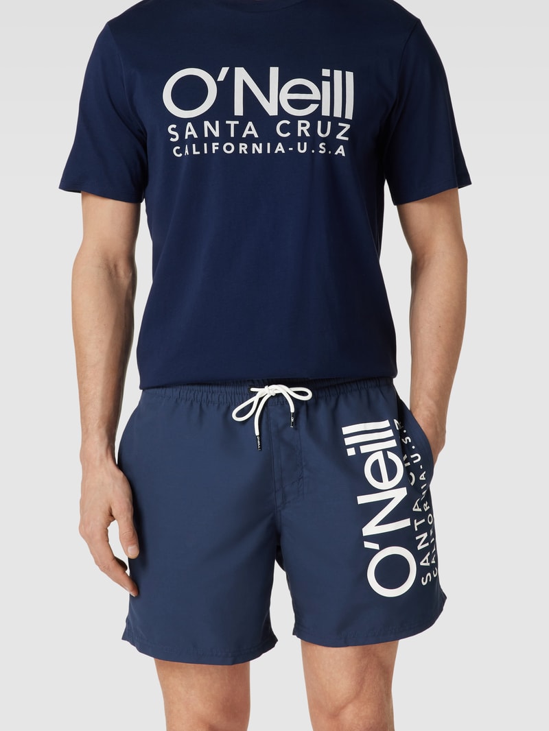 Badehose mit Label-Print Modell 'Original Cali' in marineblau