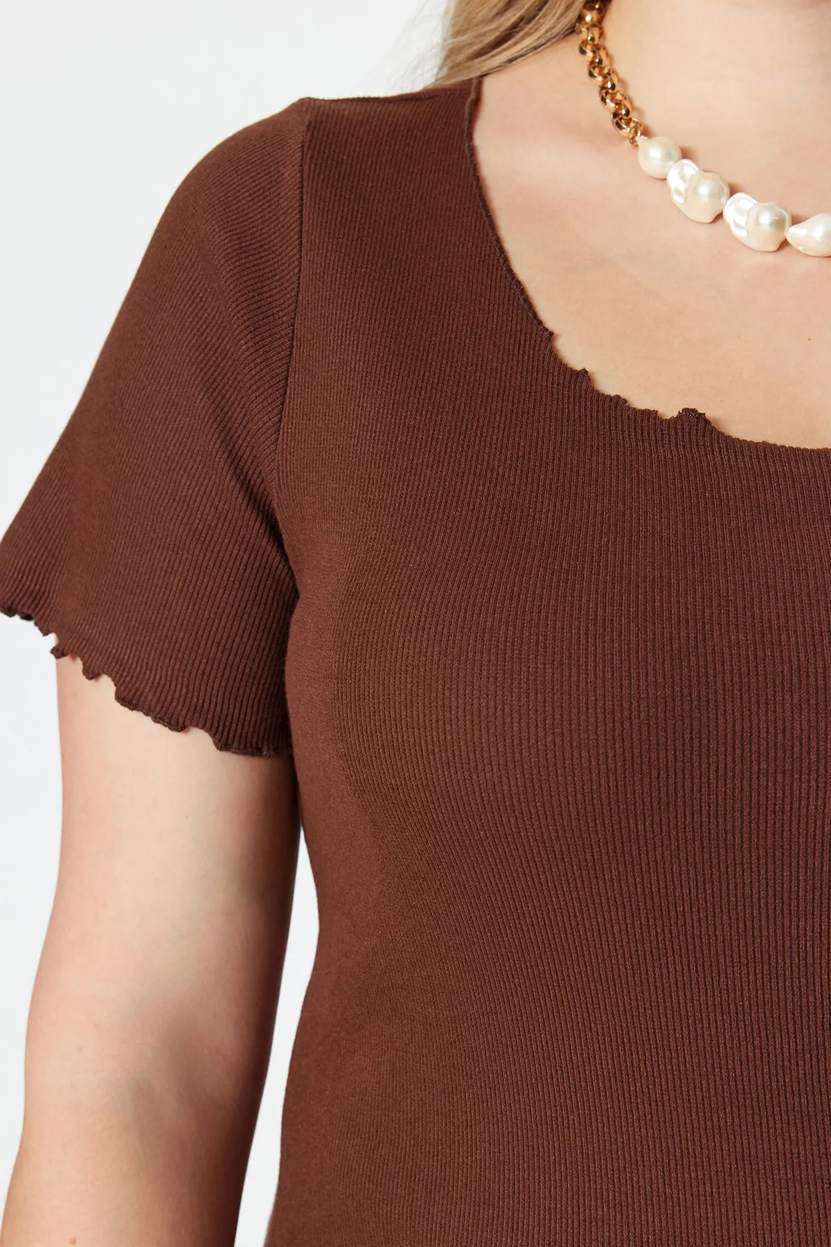 Trendyol Curve  Braunes, schnurgebundenes Strick-T-Shirt mit U-Ausschnitt TBBSS23BF00010