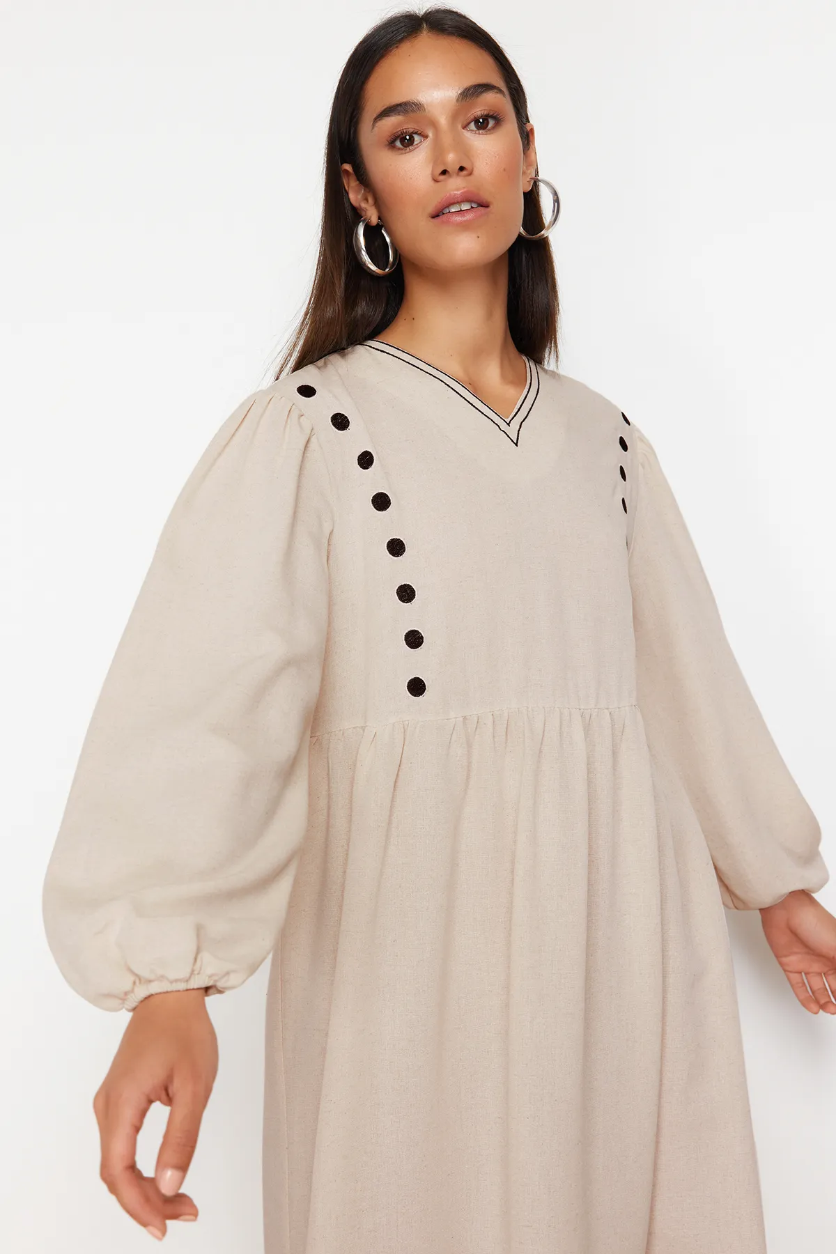 Trendyol Modest  Beiges, detailliertes, gewebtes Kleid in Leinenoptik mit V-Ausschnitt TCTSS24EB00139