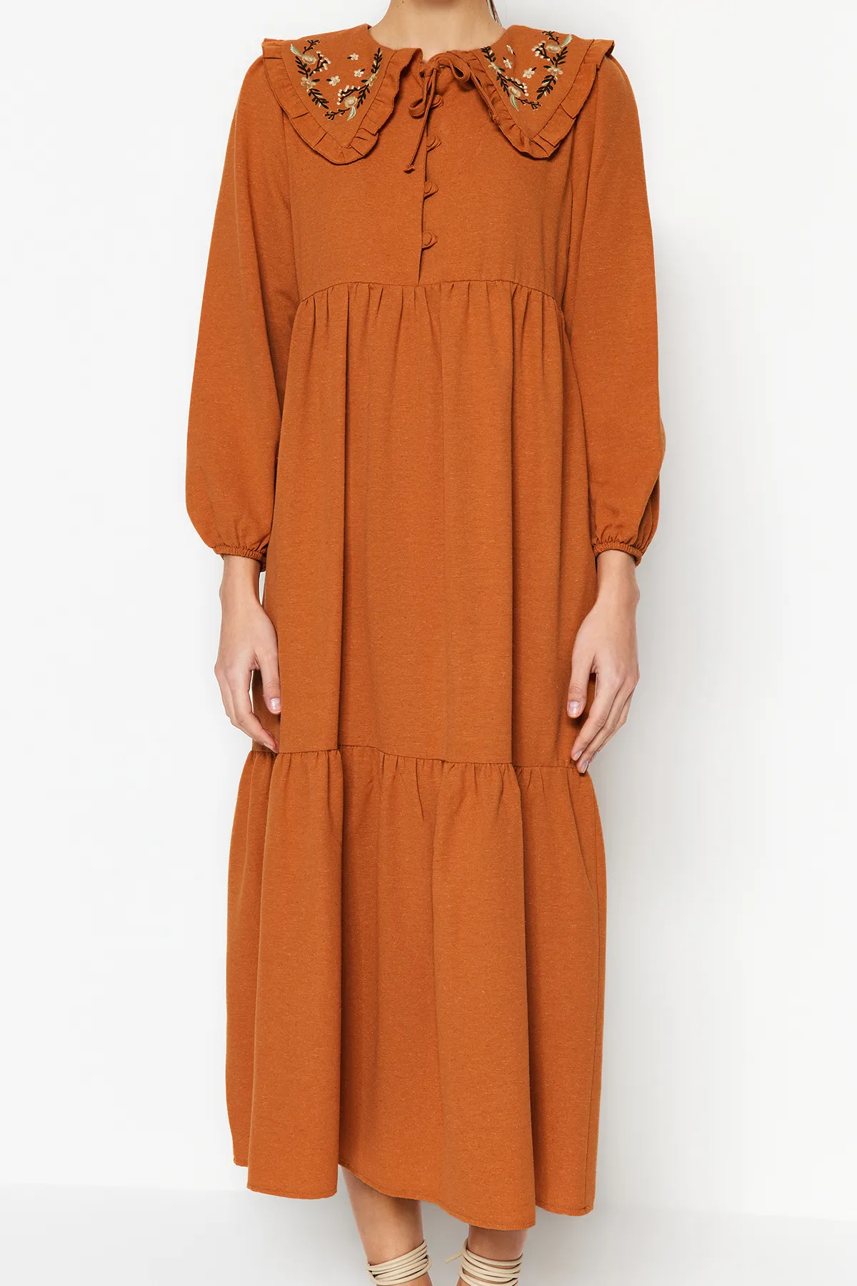 Trendyol Modest  Gewebtes Kleid in Leinenoptik mit besticktem Zimtkragen und halber Knopfleiste TCTSS23EB00257