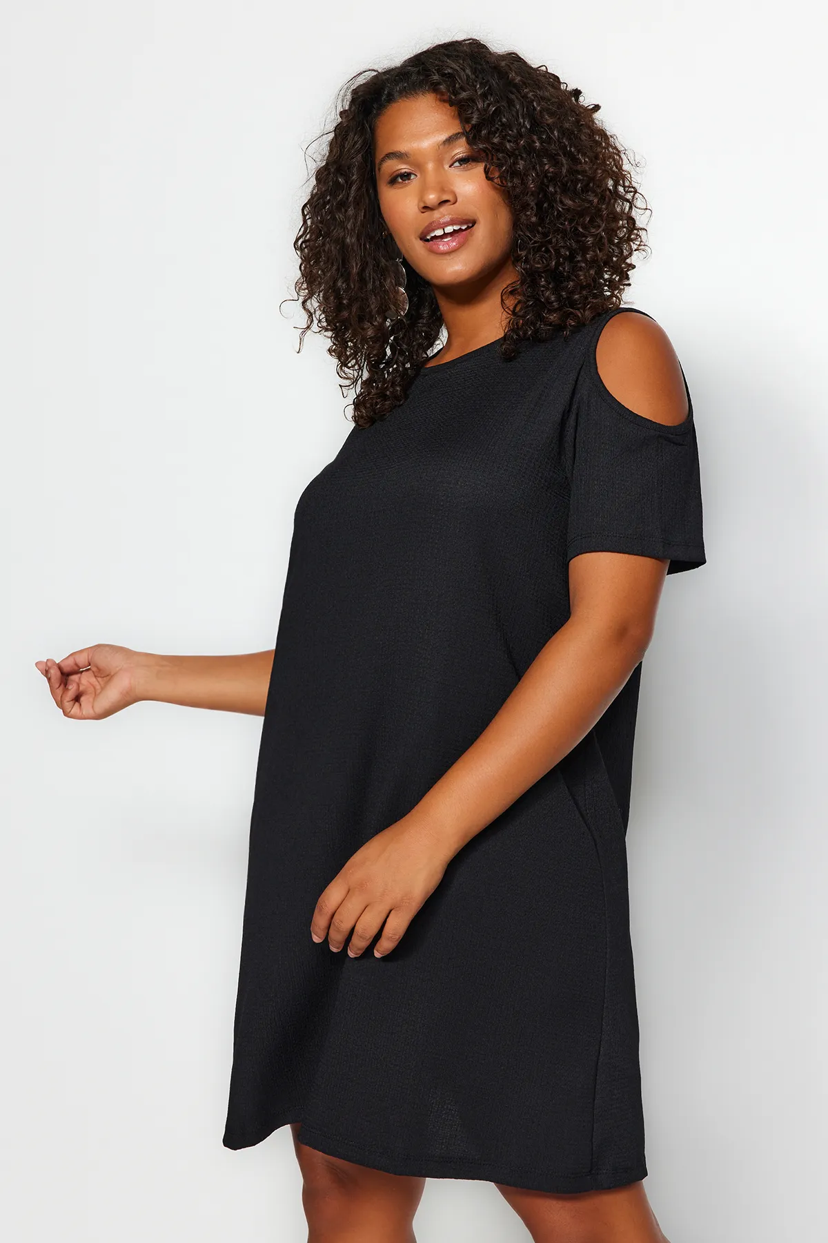 Trendyol Curve  Schwarzes, detailliertes Strickkleid mit A-Linien-Ausschnitt TBBSS22EL2986