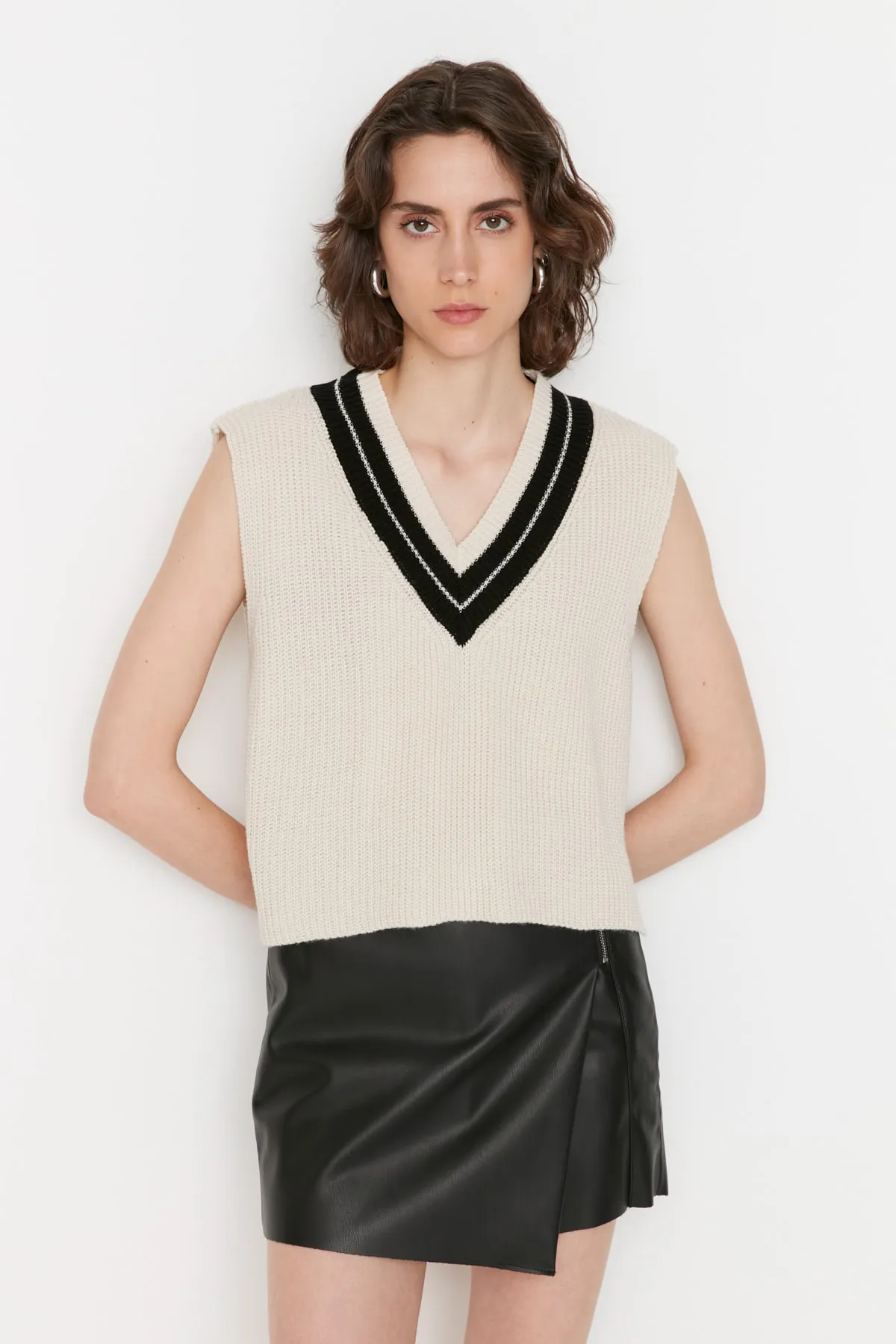 Trendyol Collection  Stone Crop Strickpullover mit V-AusschnittTWOAW21BZ0135