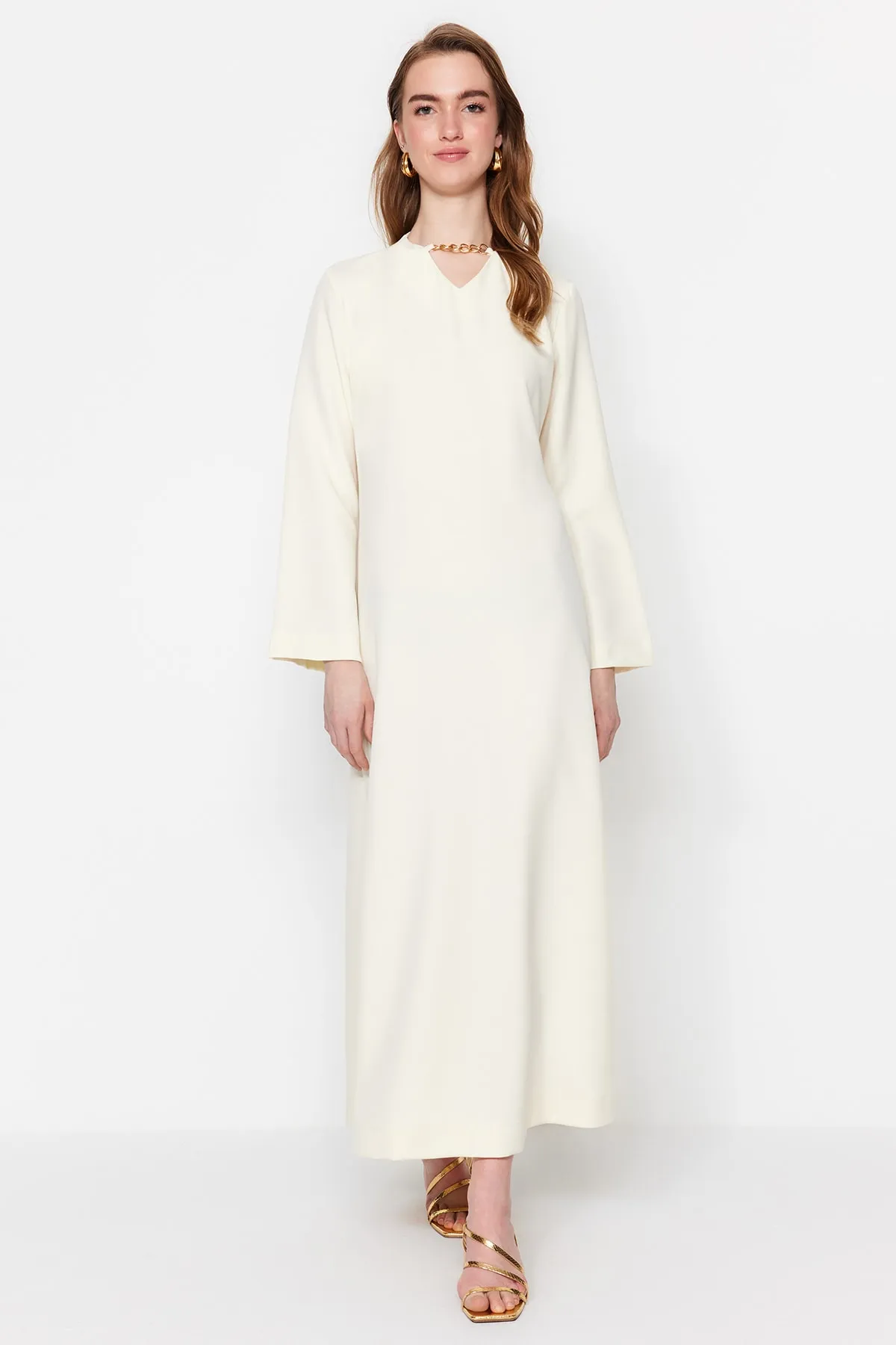 Trendyol Modest  Ecru Nu A-Linien-Abendkleid aus Crêpe mit Halsketten-Accessoires TCTSS23DB00023