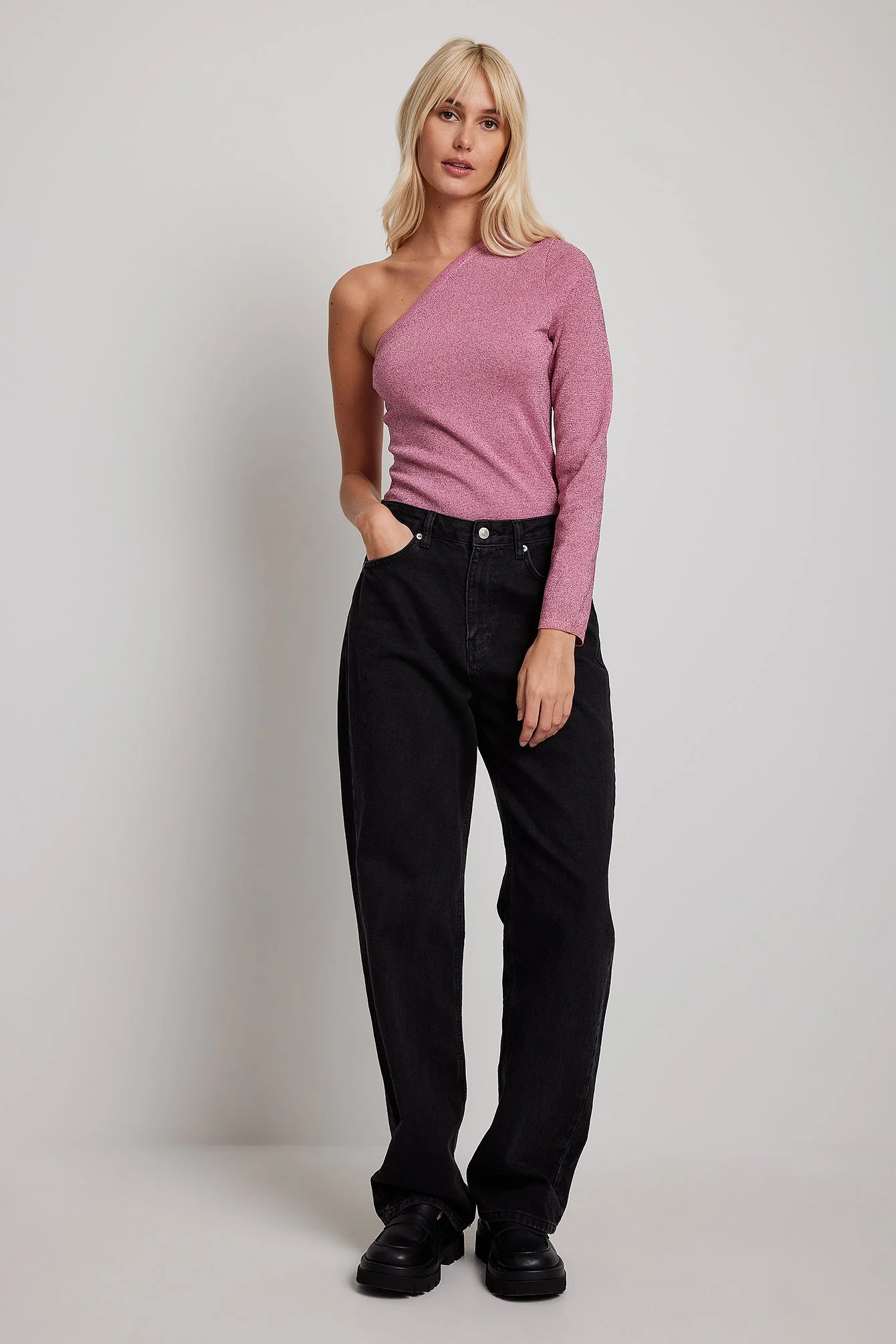 One-Shoulder-Top aus Glitzerstrick