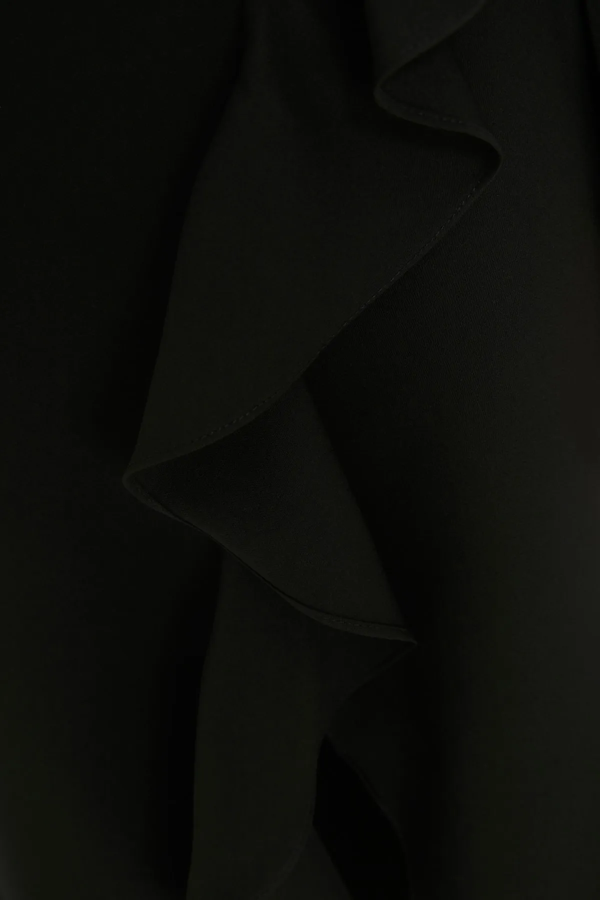 Trendyol Collection  Schwarzes, detailliertes Abendkleid mit Kragen TPRAW22EL2446