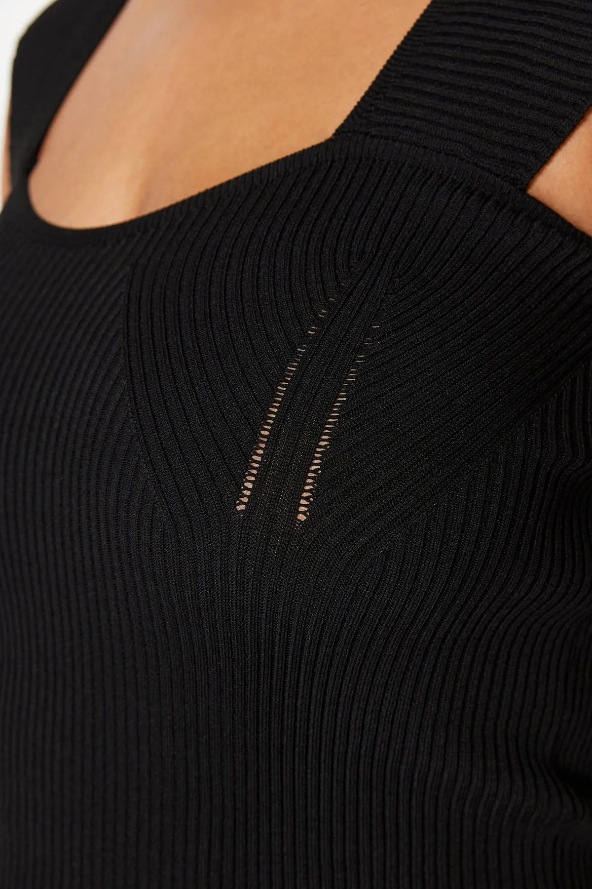 Trendyol Curve  Schwarze körpernahe, dünne Strickbluse mit herzförmigem Ausschnitt TBSSS23AF00021