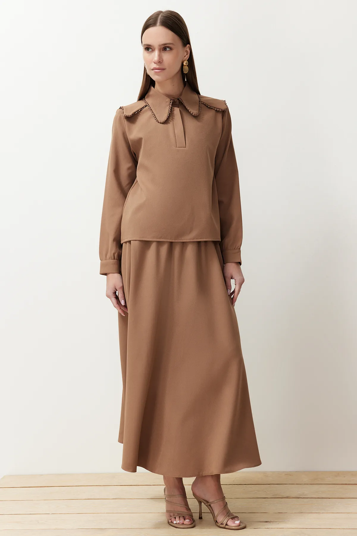 Trendyol Modest  Braunes Baby-Set aus gewebtem Ober- und Unterteil aus Rock und Tunika mit Kragen TCTSS24US00064