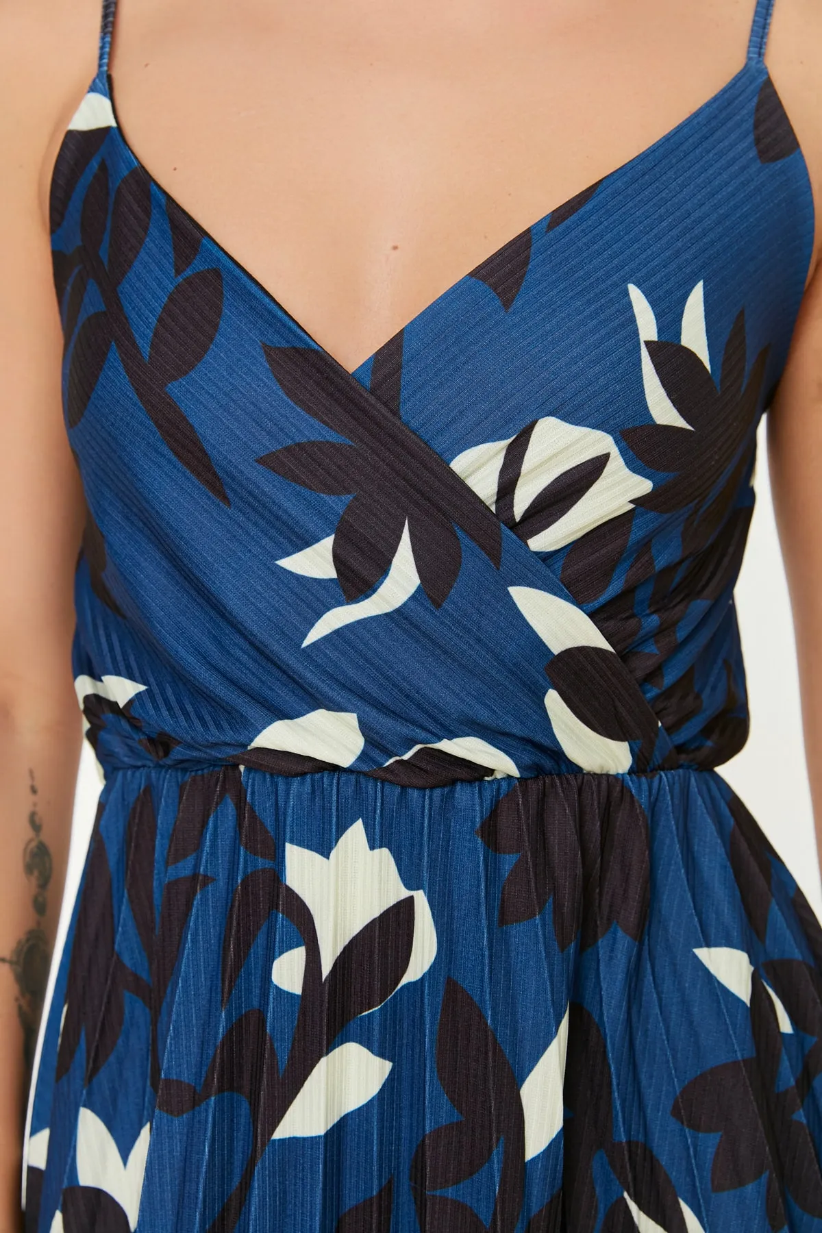 Trendyol Collection  Mehrfarbiges, floral gemustertes, zweireihiges, flexibles Midi-Strickkleid mit plissierten Trägern und Taille TWOSS20EL2729