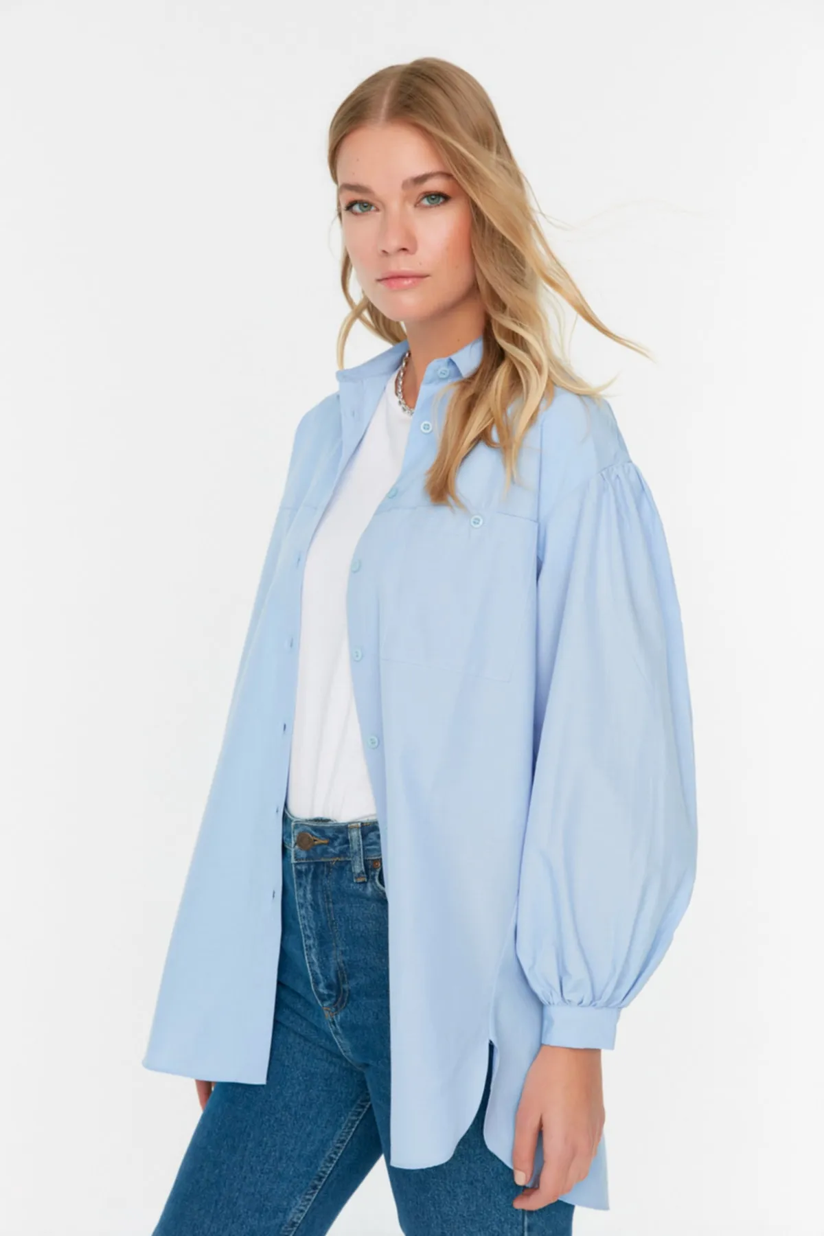 Trendyol Modest  Hellblaues, gewebtes Basic-Hemd mit Ballonärmeln und langer Gesäßtasche TCTSS21GO0976