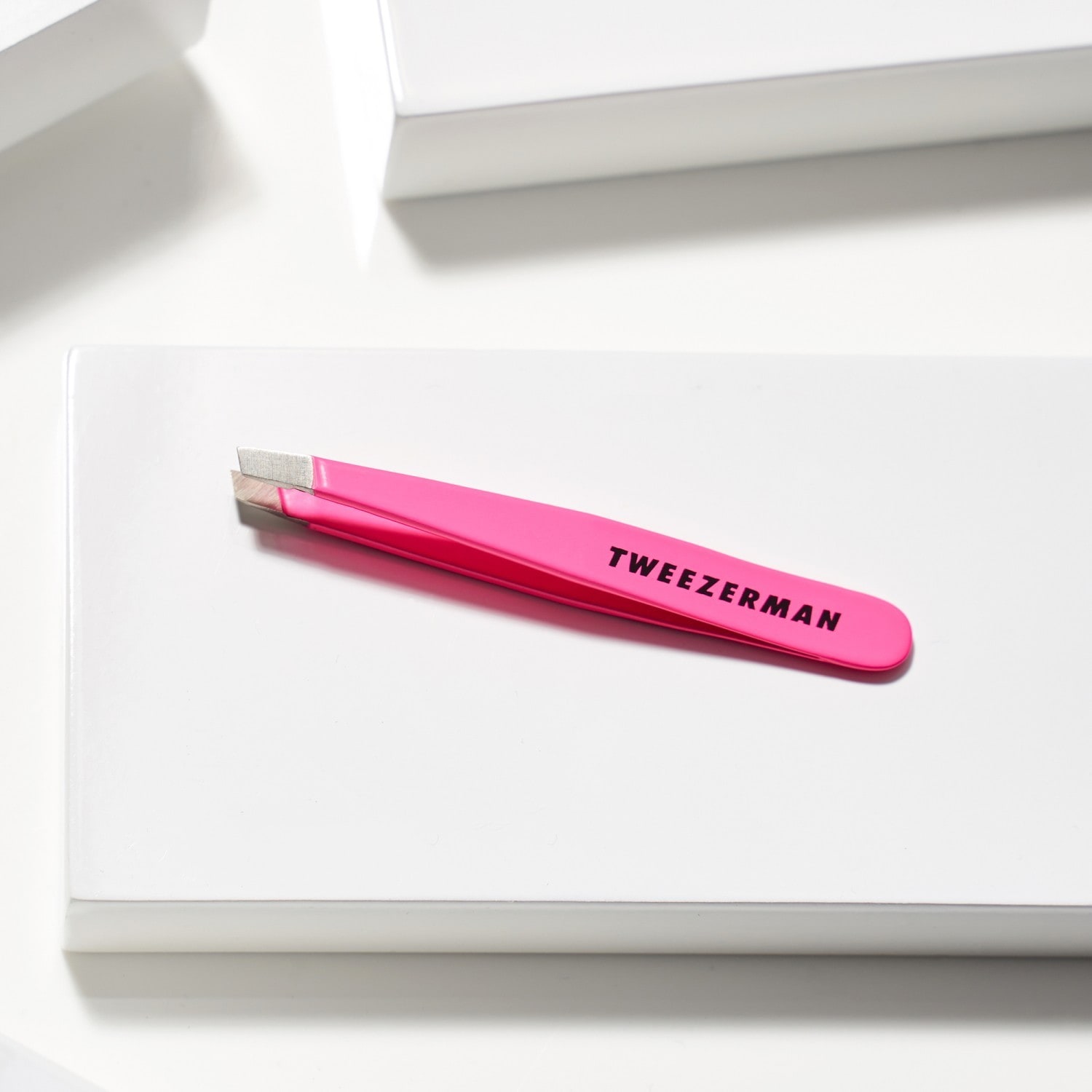 Tweezerman Mini Slant пинцета неонско розе боје
