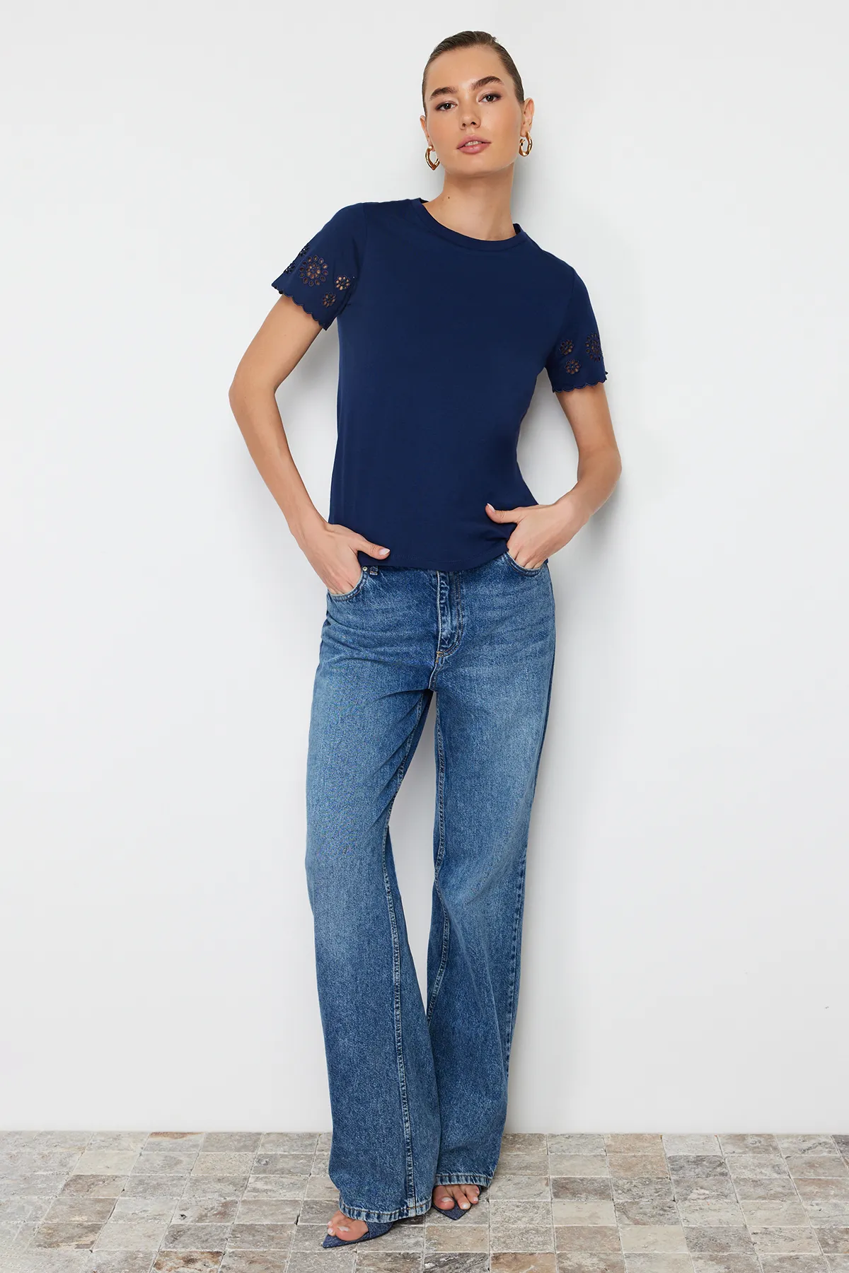 Trendyol Collection  Marineblaues Strick-T-Shirt mit Stickerei und detailliertem Normal-/Grundmuster TWOSS24TS00068