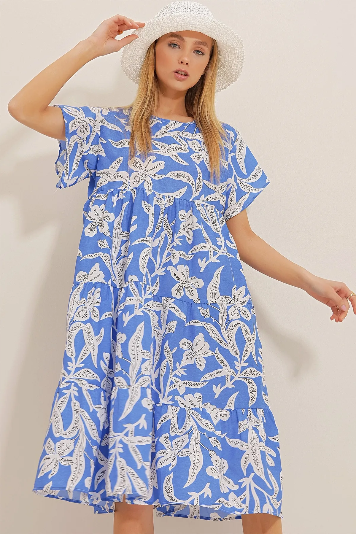 Trend Alaçatı Stili  Damen-Popelinekleid mit Rundhalsausschnitt und Volant von Saks in Blau mit Blumenmuster ALC-X10241