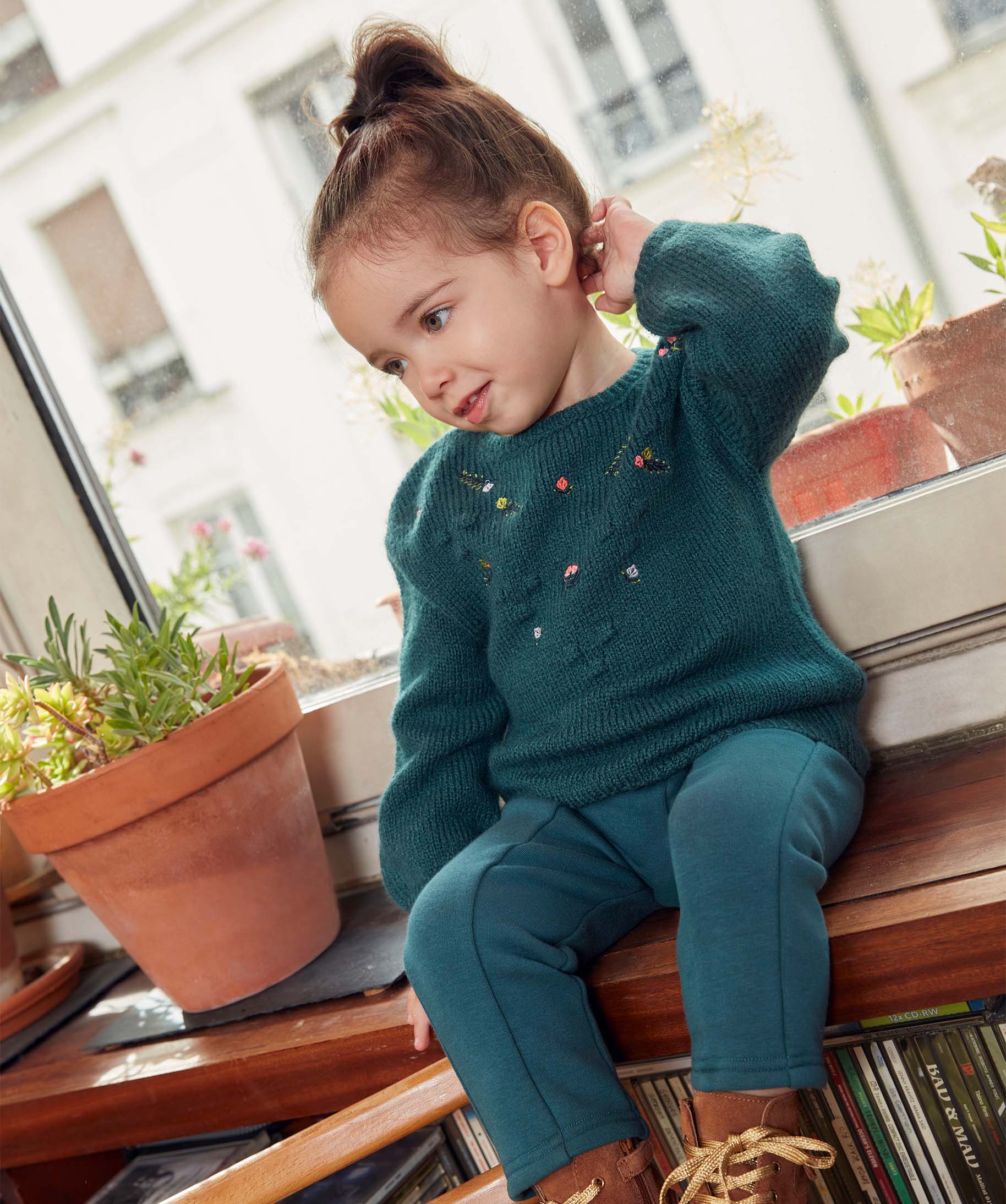 Pull bébé fille en grosse maille à broderies fleurs vert | GEMO