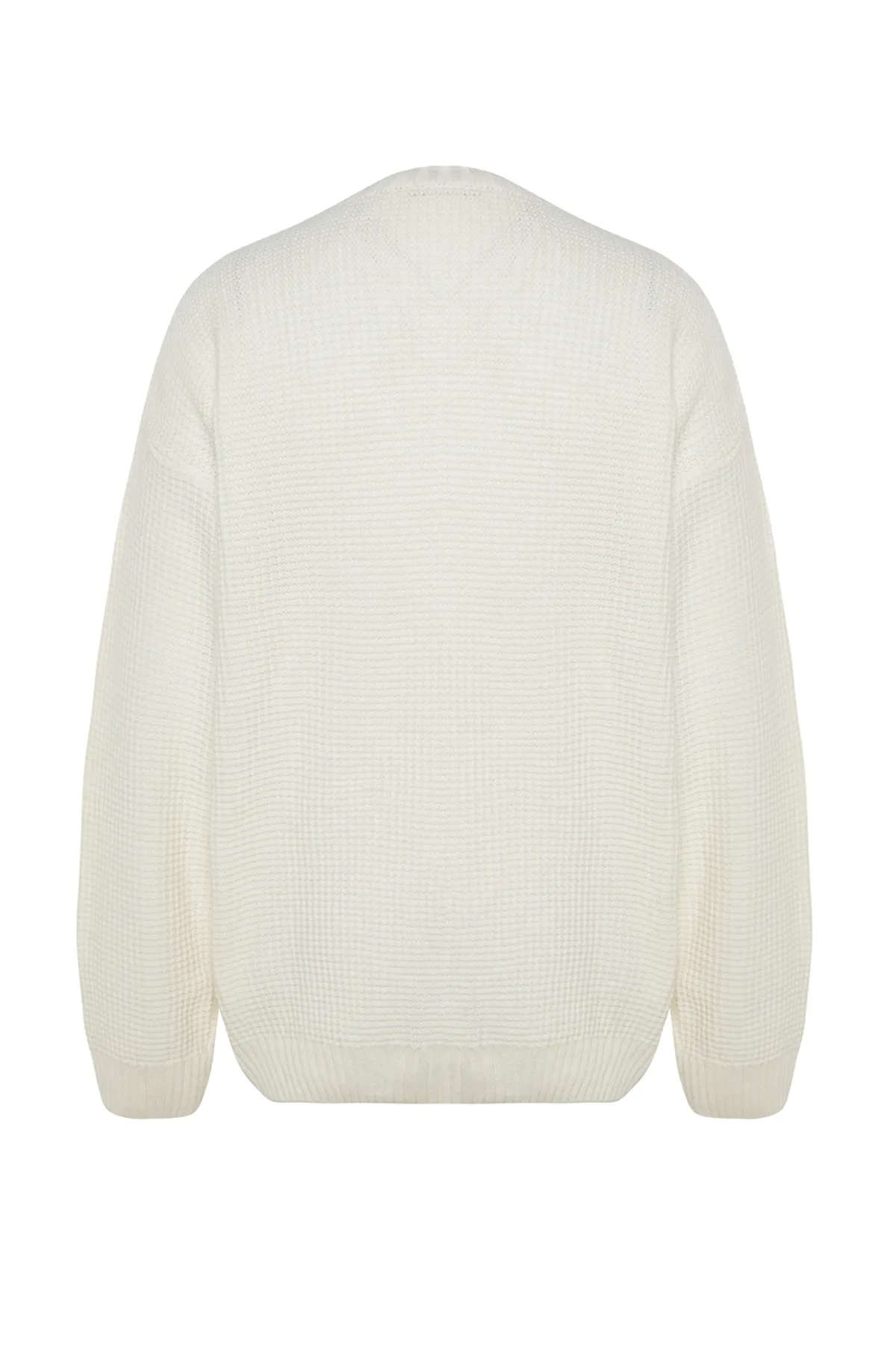 Trendyol Collection  Ecrufarbener Oversize-Pullover mit weiter Passform und Rundhalsausschnitt, bestickter Strickpullover TMNAW24KZ00032