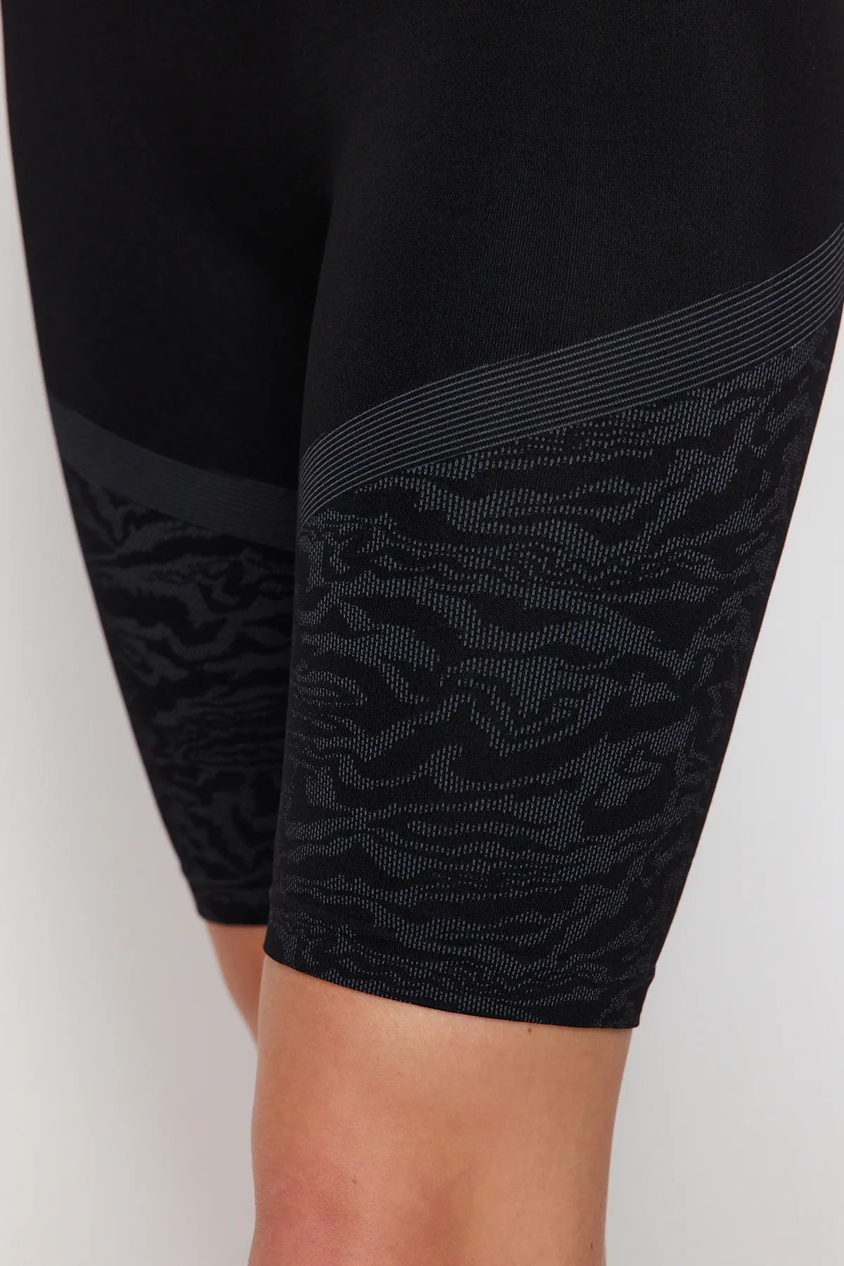 Trendyol Collection  Schwarzes, gemustertes, nahtloses Strick-Sport-Leggings für Radfahrer/Biker/kurze Leggings THMSS24TY00010