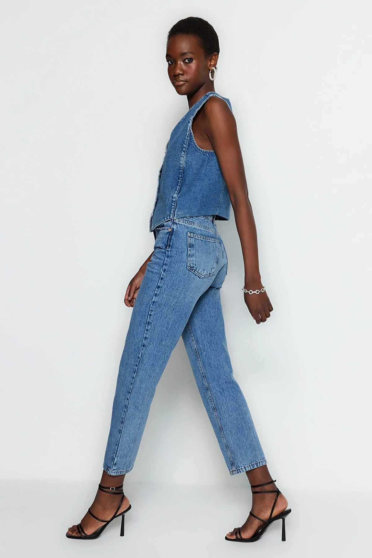 Trendyol Collection  Blaue gerade Jeans mit hoher Taille TWOSS23JE00089