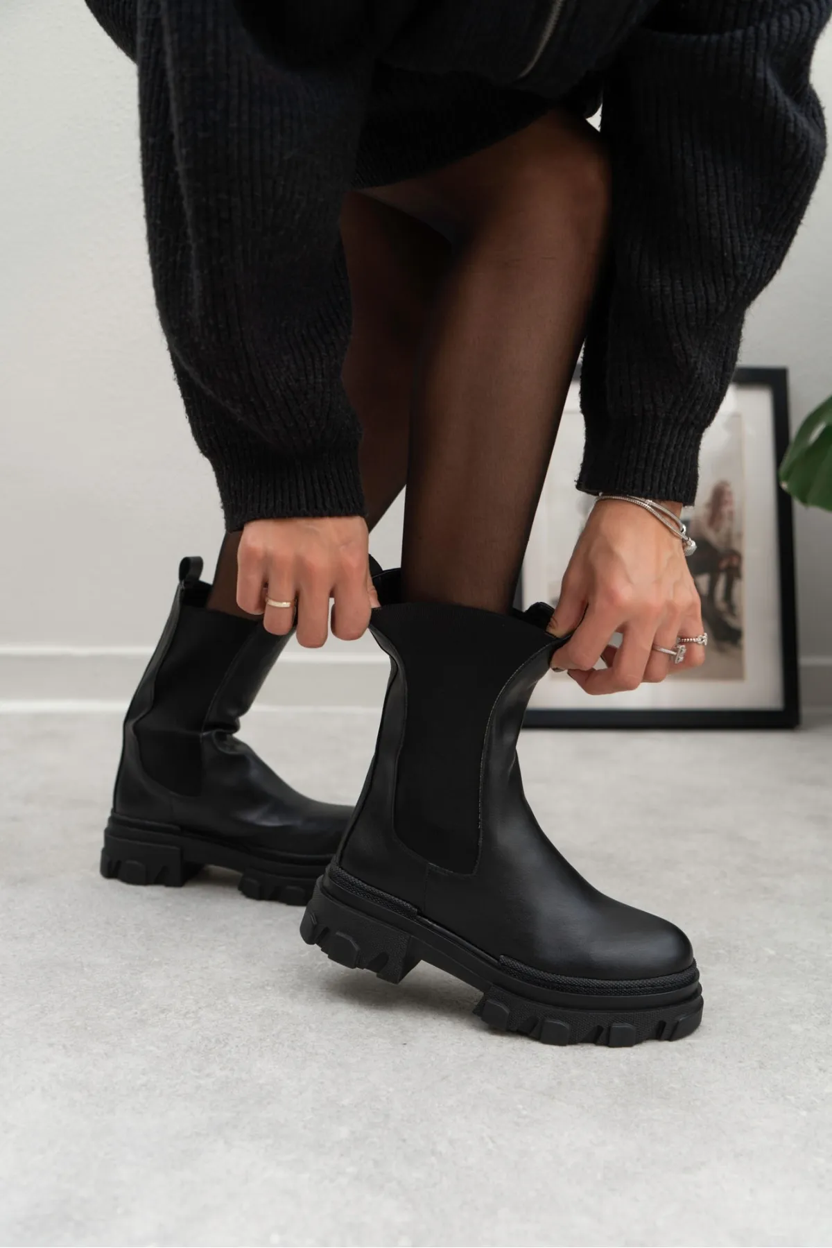 NİŞANTAŞI SHOES  Monaco Damenstiefel mit flacher Sohle aus schwarzem, mattem Gummi