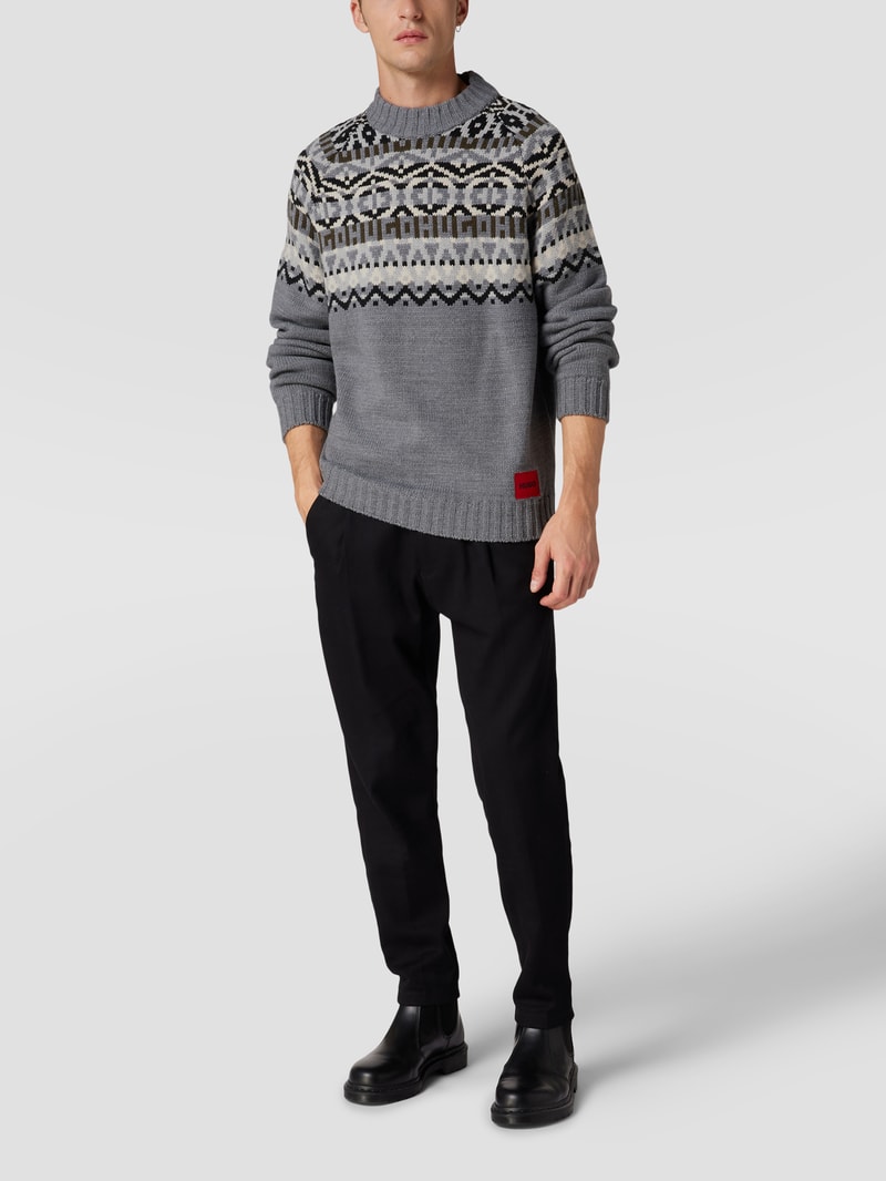 Strickpullover mit Label-Patch in mittelgrau meliert