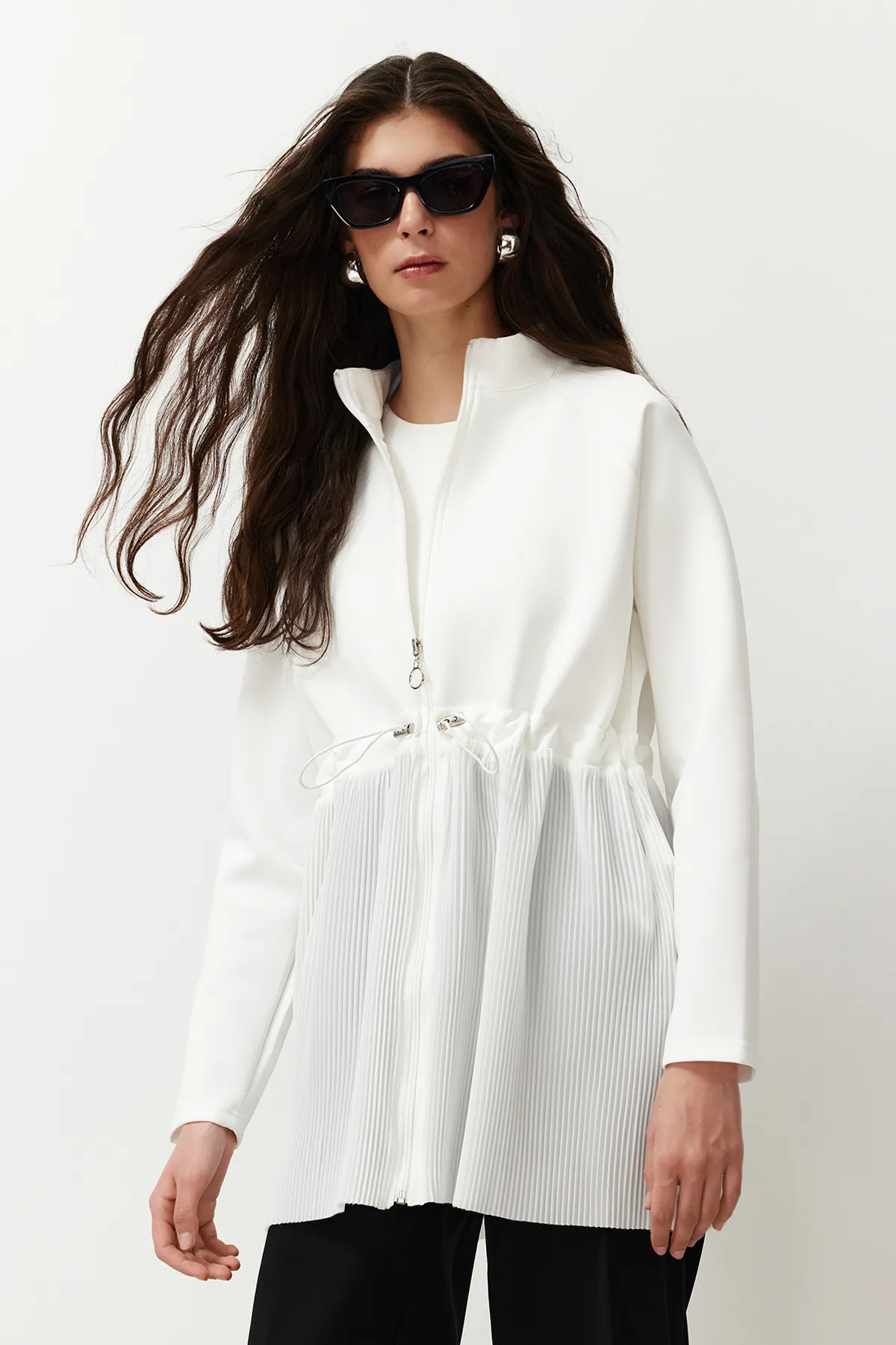 Trendyol Modest  Ecrufarbene, gewebte Tunika mit Plissee-Spitze und Taucherrock TCTSS24UK00035