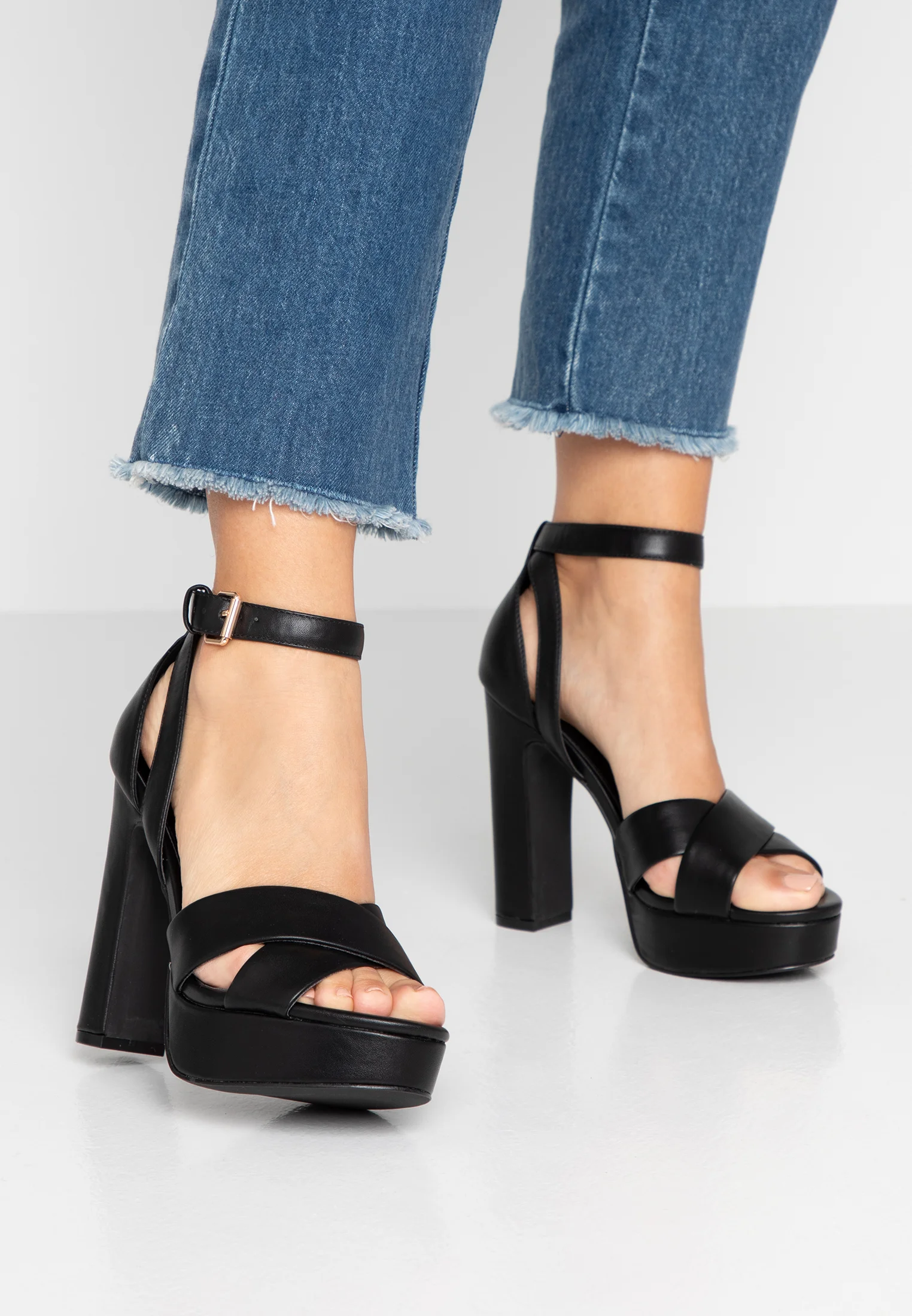 Sandalias de tacón par e impar