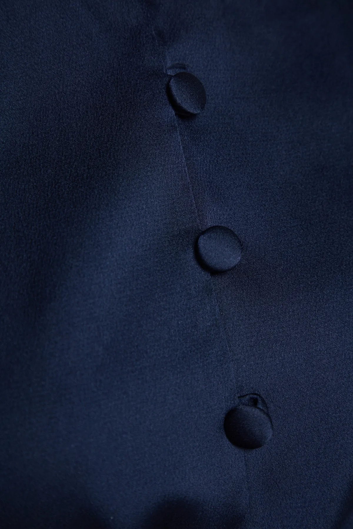 Trendyol Modest  Indigo Brit Detailliertes Satingewebe-Abendkleid TCTSS22EB0090