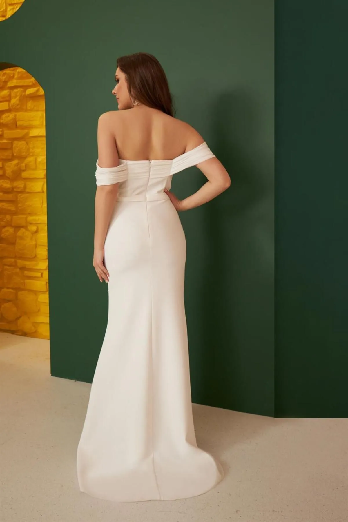 Carmen  Ecrufarbenes, mit Perlen besticktes langes Ball- und Hochzeitskleid aus Krepp