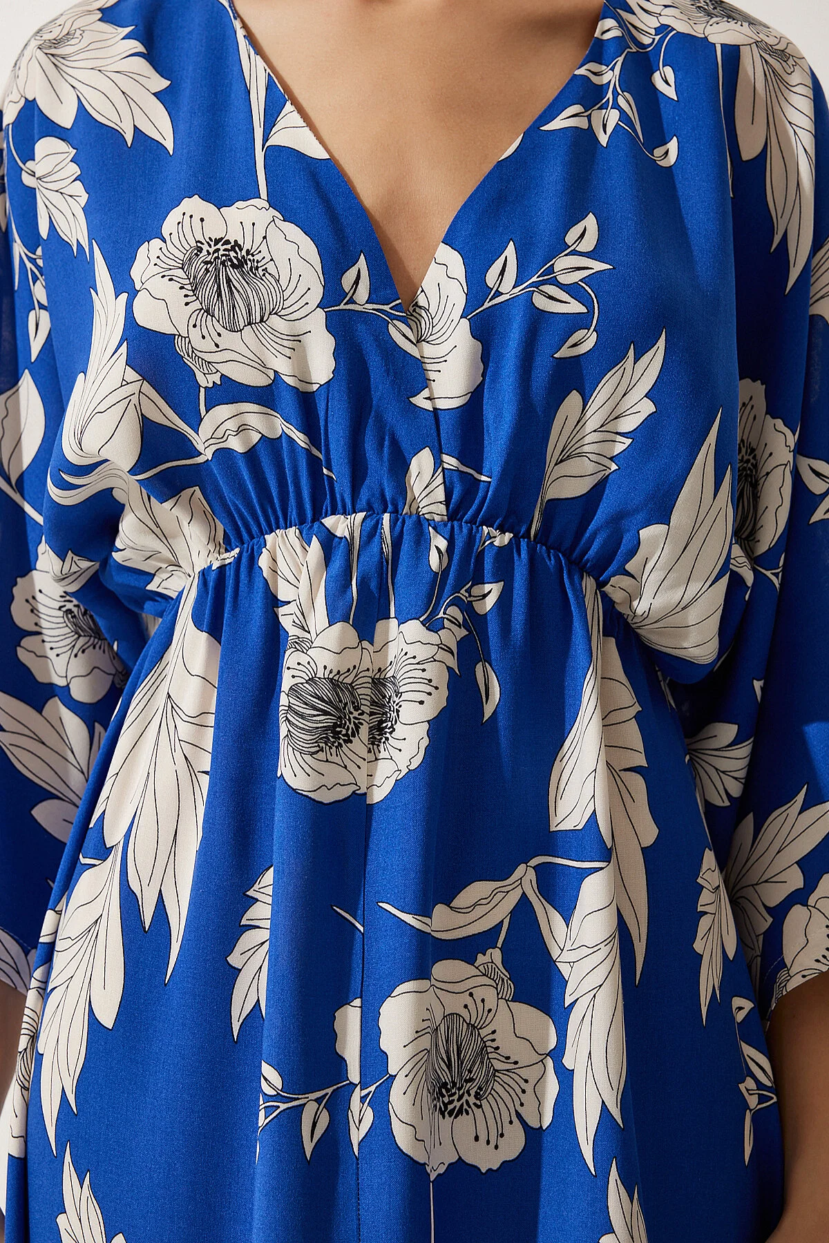 Happiness İstanbul  Blaues, cremefarbenes, gemustertes Sommerkleid aus Viskose mit Wickelkragen für Damen DK00166