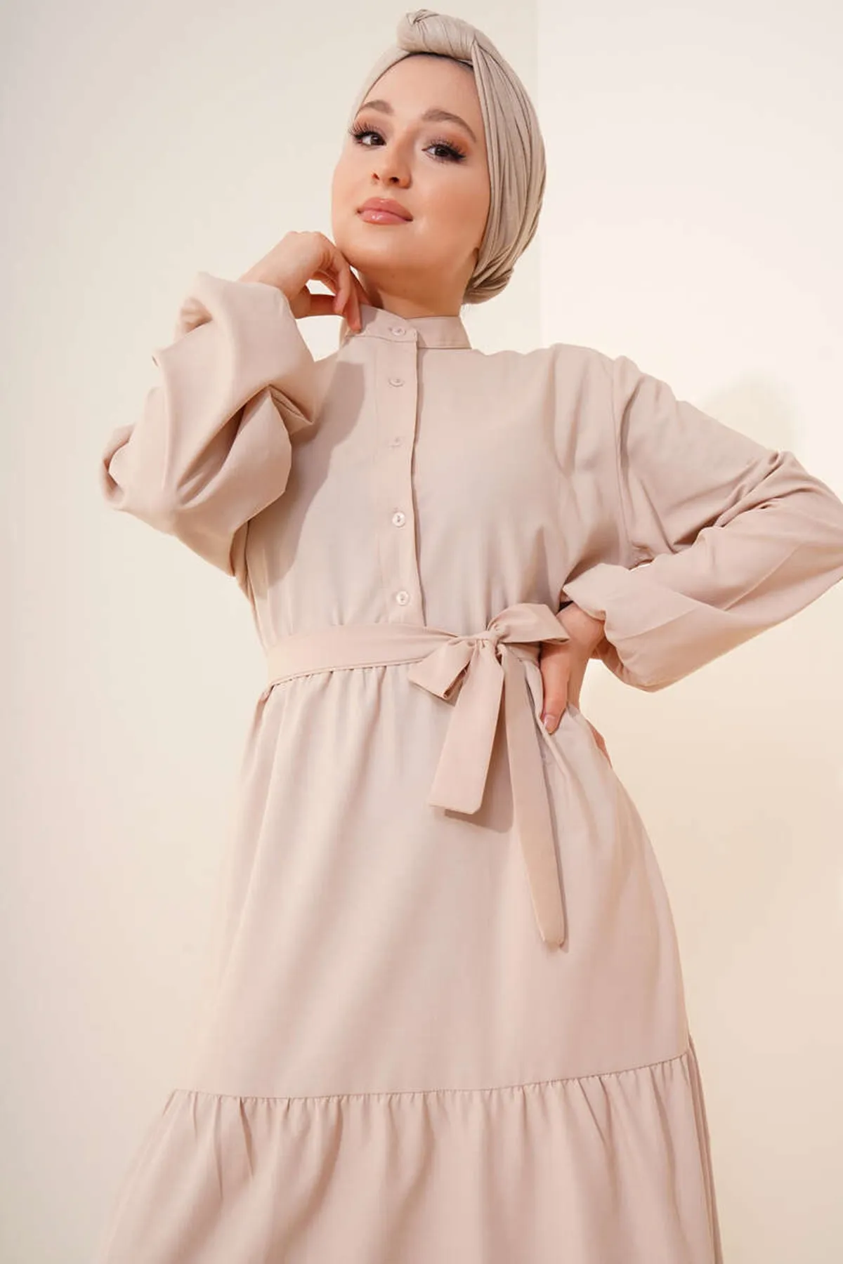 benguen  428 Wunderschönes Hijab-Kleid mit Kragen und Knöpfen in Beige