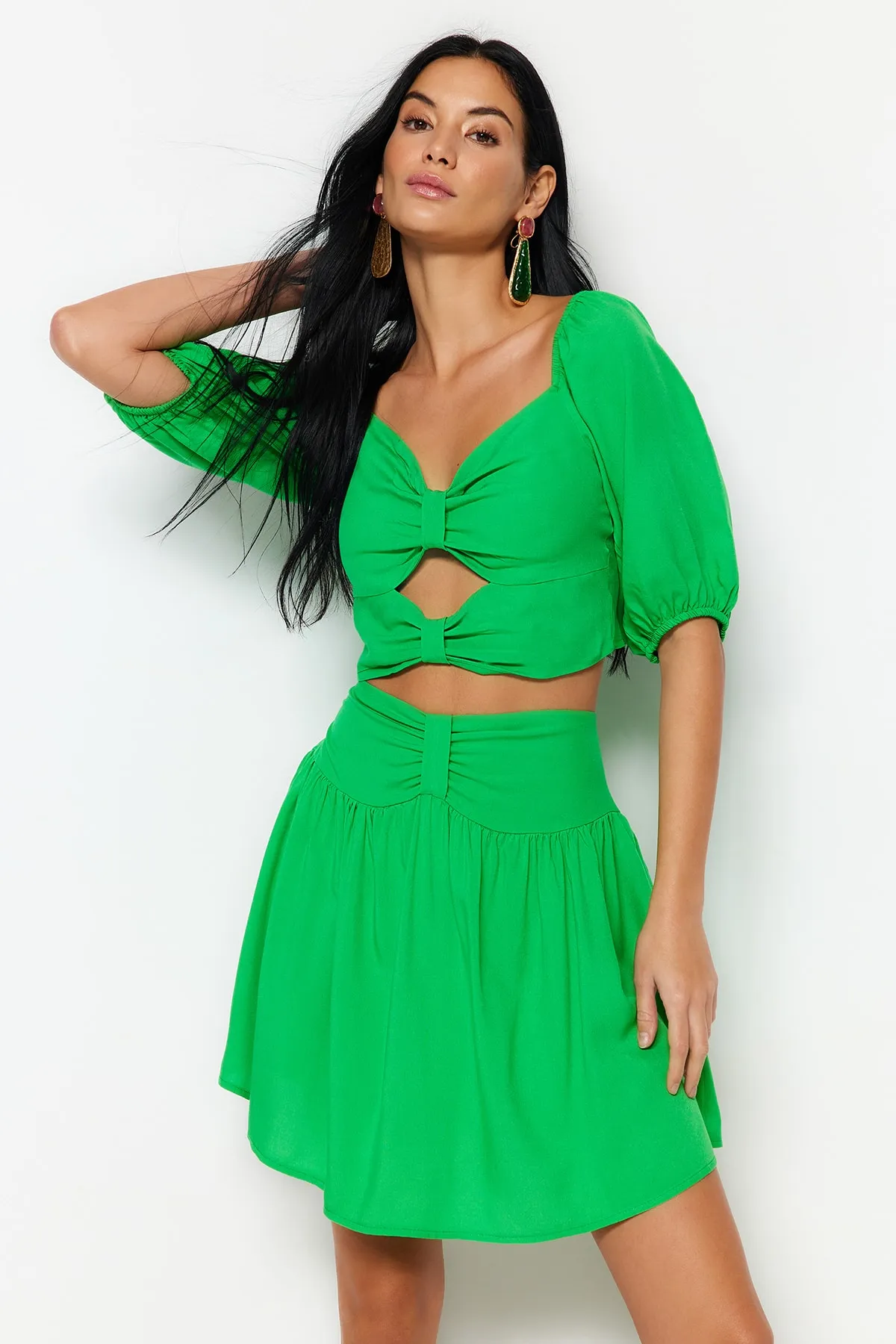 Trendyol Collection  Grünes gewebtes Cut-Out/Fenster-Bluse-Rock-Set TBESS23AU00176