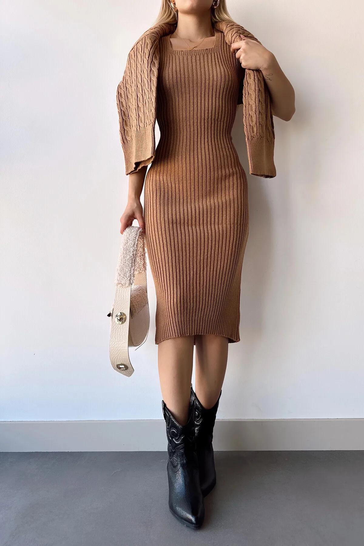 ZF BUTİK  Set aus schwarzem Rollkragenpullover mit gestricktem Motiv und Strickkleid