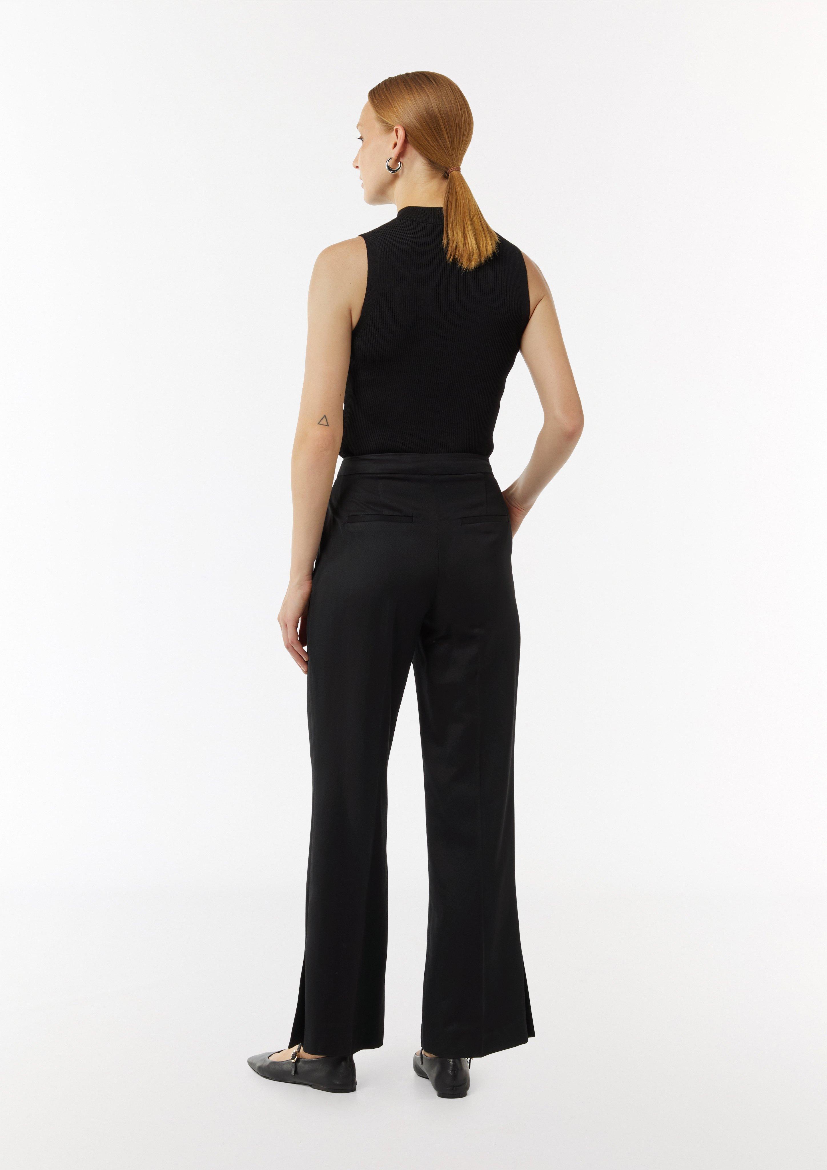 Leicht glänzende Hose mit Flared Leg und Schlitzdetails - schwarz