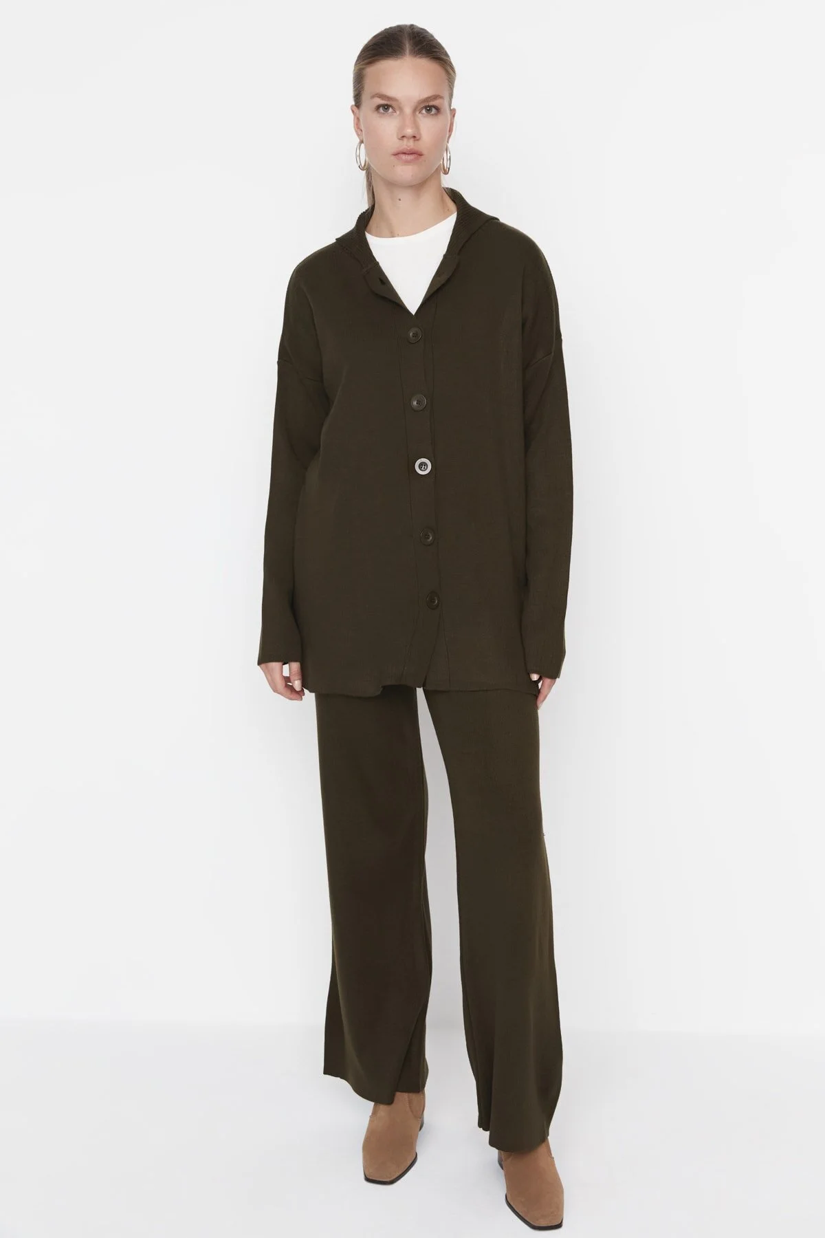 Trendyol Modest  Gestricktes Set aus Strickjacke und Hose mit Khaki-Kragen und detailliertem Kragen TCTAW23US00100